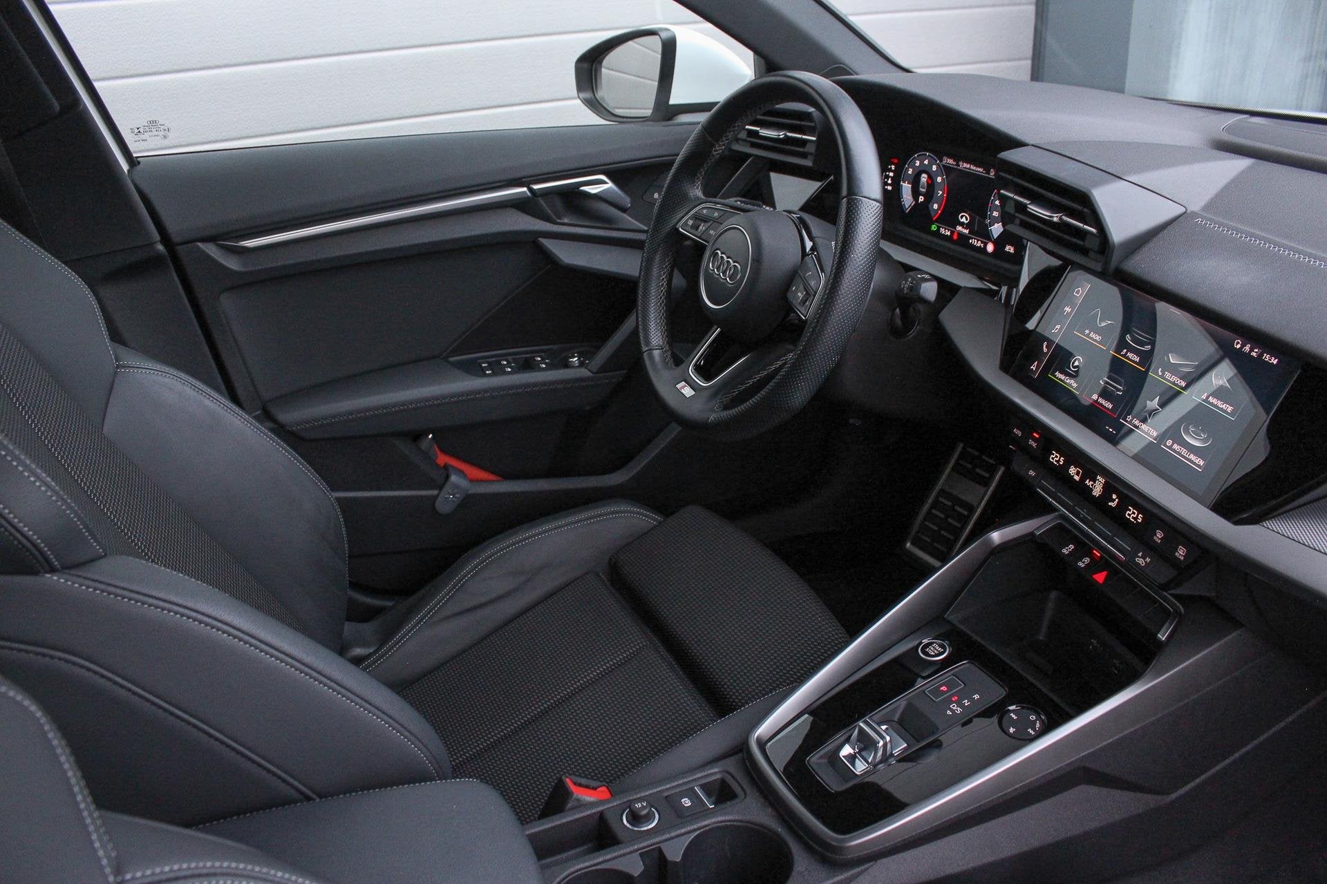Audi A3 Limousine 30 TFSI automaat S Edition | 12 maanden ga, Dealer onderhouden, Gebruikt, Met garantie (alle), Leder en Stof
