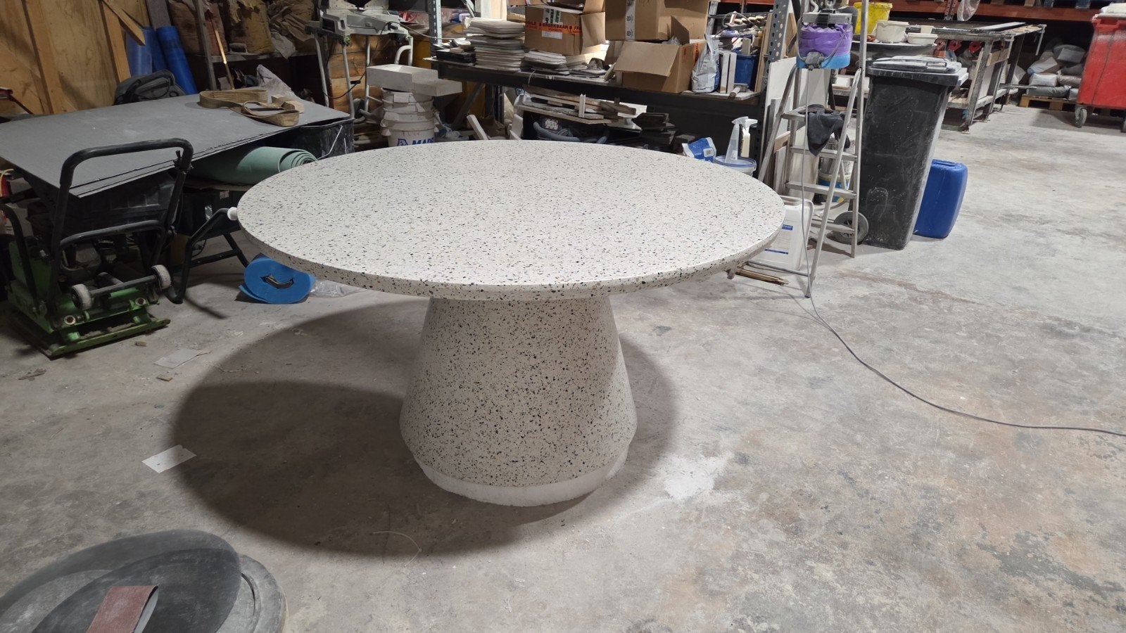 Terrazzo tafel voor binnen en buiten, Ophalen