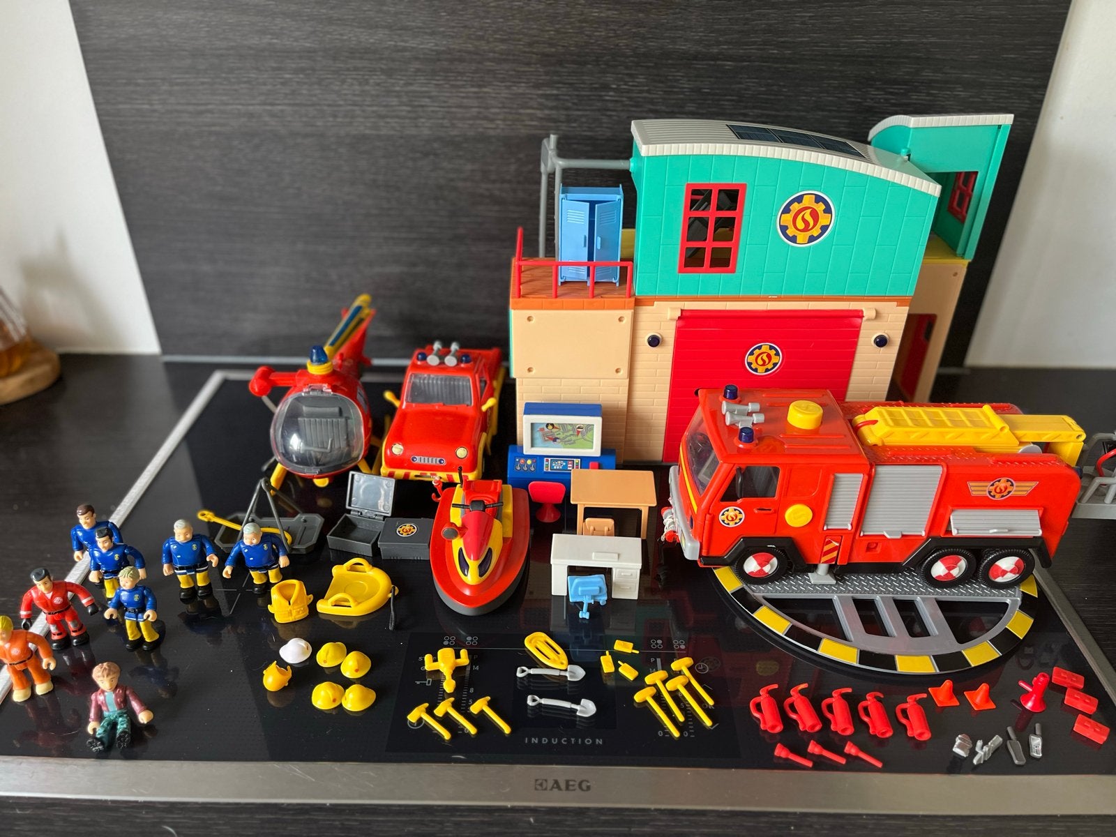Brandweerman Sam Brandweerkazerne met voertuigen en figuren, Ophalen of Verzenden, Zo goed als nieuw