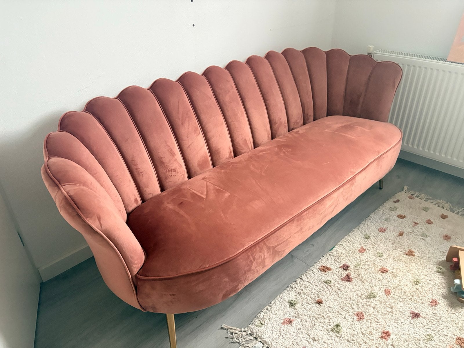 Stijlvolle fluwelen bank in goede staat roze velvet, Huis en Inrichting, Gebruikt, Driepersoons, 75 tot 100 cm, Ophalen of Verzenden