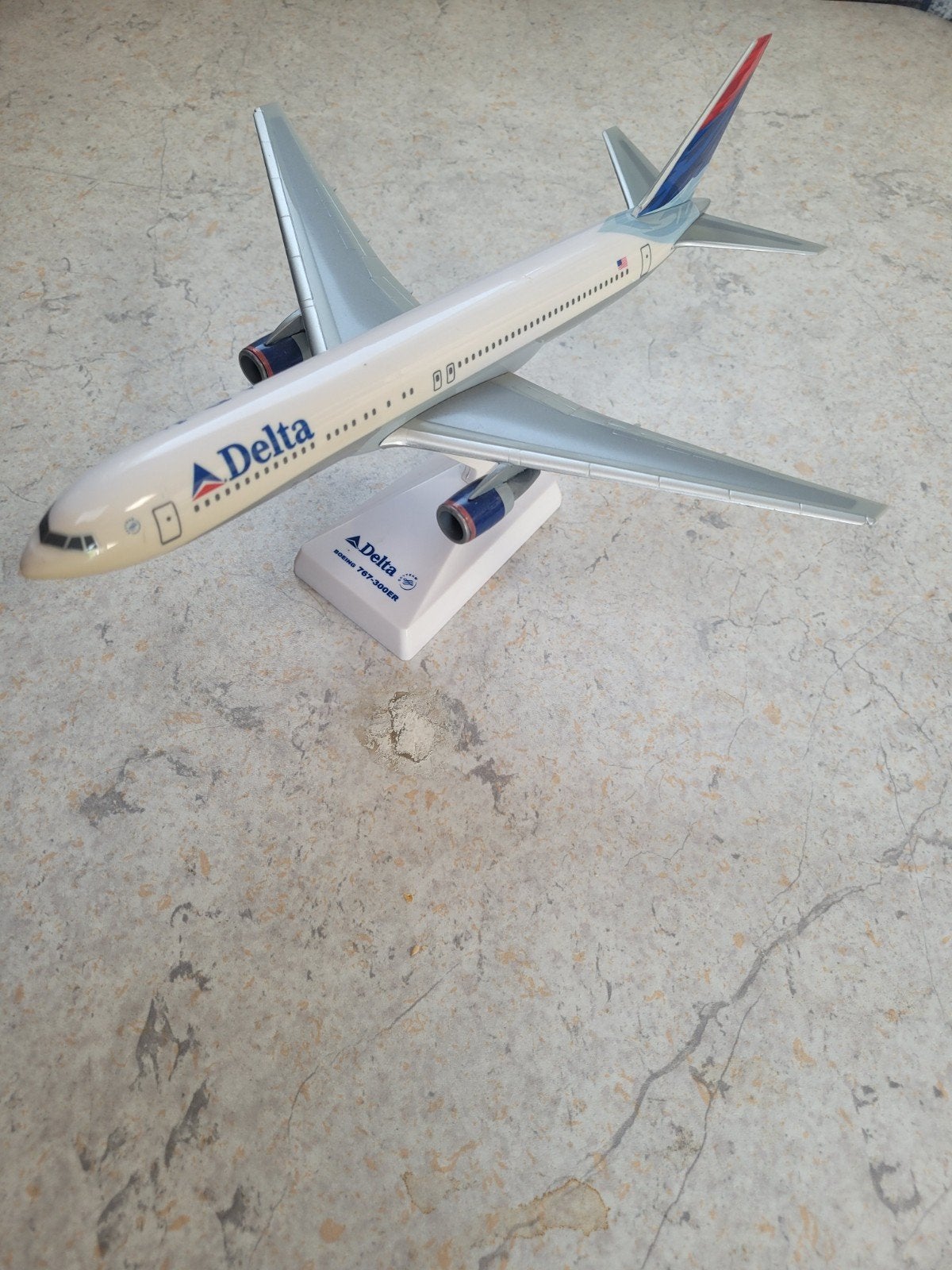 Delta Boeing 767-300ER schaalmodel model vliegtuig, Overige merken, Delta Airlines, Ophalen of Verzenden, Zo goed als nieuw