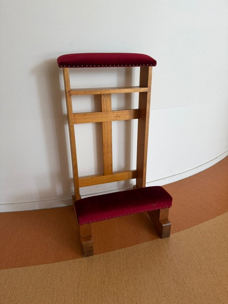 Eikenhouten knielbank met rode fluwelen bekleding, Antiek en Kunst, Antiek | Religie, Ophalen