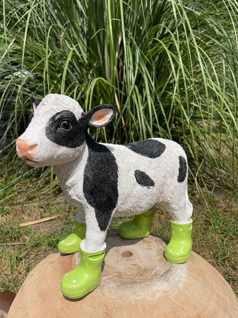 Kalf koe Groen laarsjes tuin boerderij kado 30cm, Ophalen of Verzenden, Nieuw, Kunststof, Dierenbeeld
