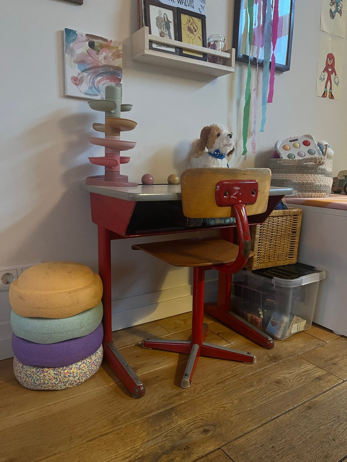 Vintage kinderbureau met stoel - Rood en Hout, Antiek en Kunst, Ophalen