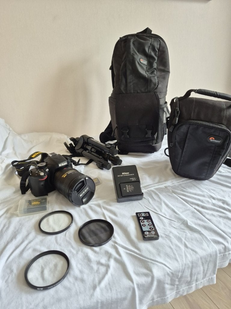 Nikon D5100 + Nikon 18-200 mm VR-lens + ExtraAccu + 2 Tassen, Ophalen, Spiegelreflex, Zo goed als nieuw, Beeldstabilisatie