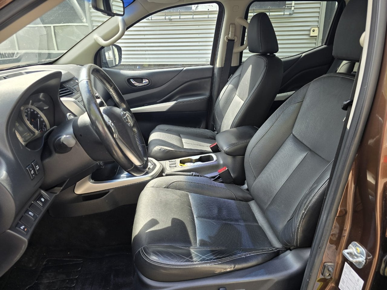 Nissan NP300 NAVARA 2.3Ci TEKNA DOUBLE CAB SNOEKS (bj 2016), Automaat, Gebruikt, Parkeersensor, Bedrijf