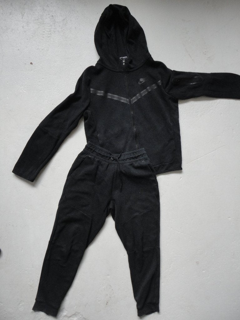 Mooi zwart trainingspak van NIKE TECH maat M - maat 152, Sport- of Zwemkleding, Ophalen of Verzenden, Zo goed als nieuw, Nike