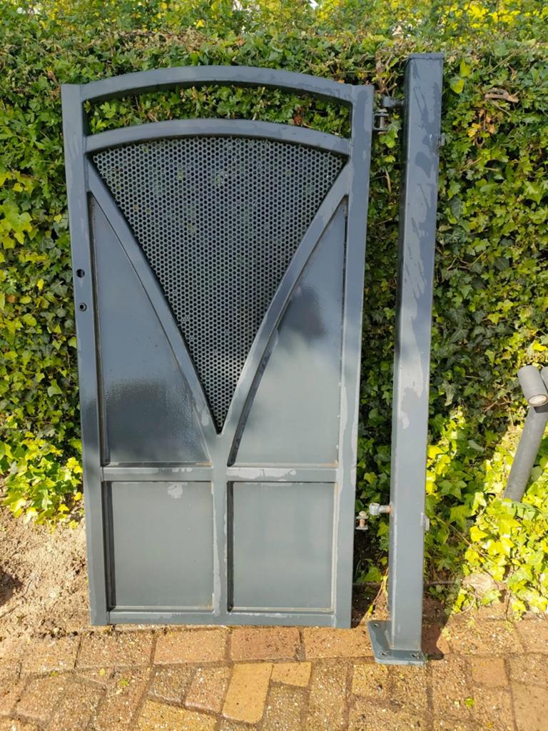 Stalen poort met paal - 150 cm hoog, Met poort, Gebruikt, Ophalen of Verzenden, Tuinhek