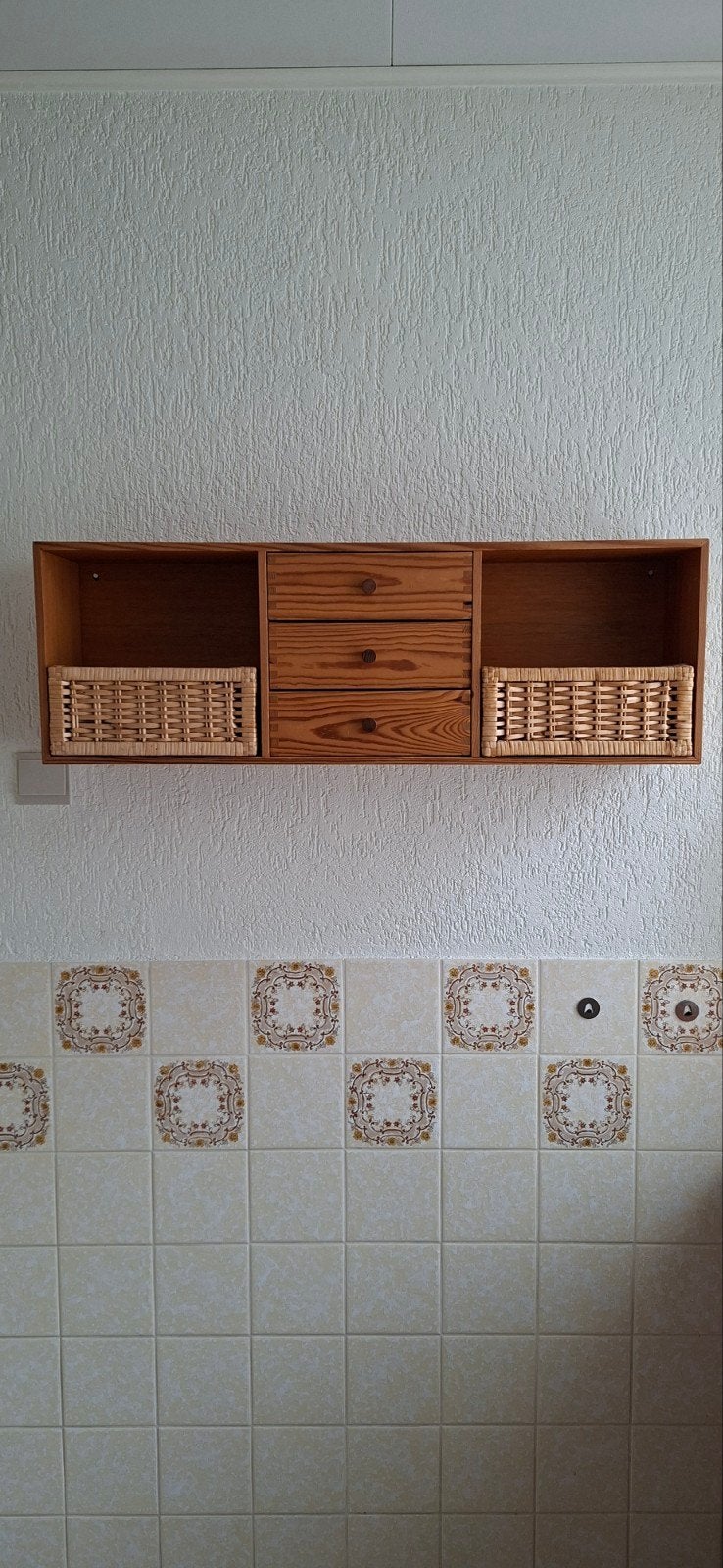 Houten wandrek met lades en rieten mandjes, Ophalen, Gebruikt