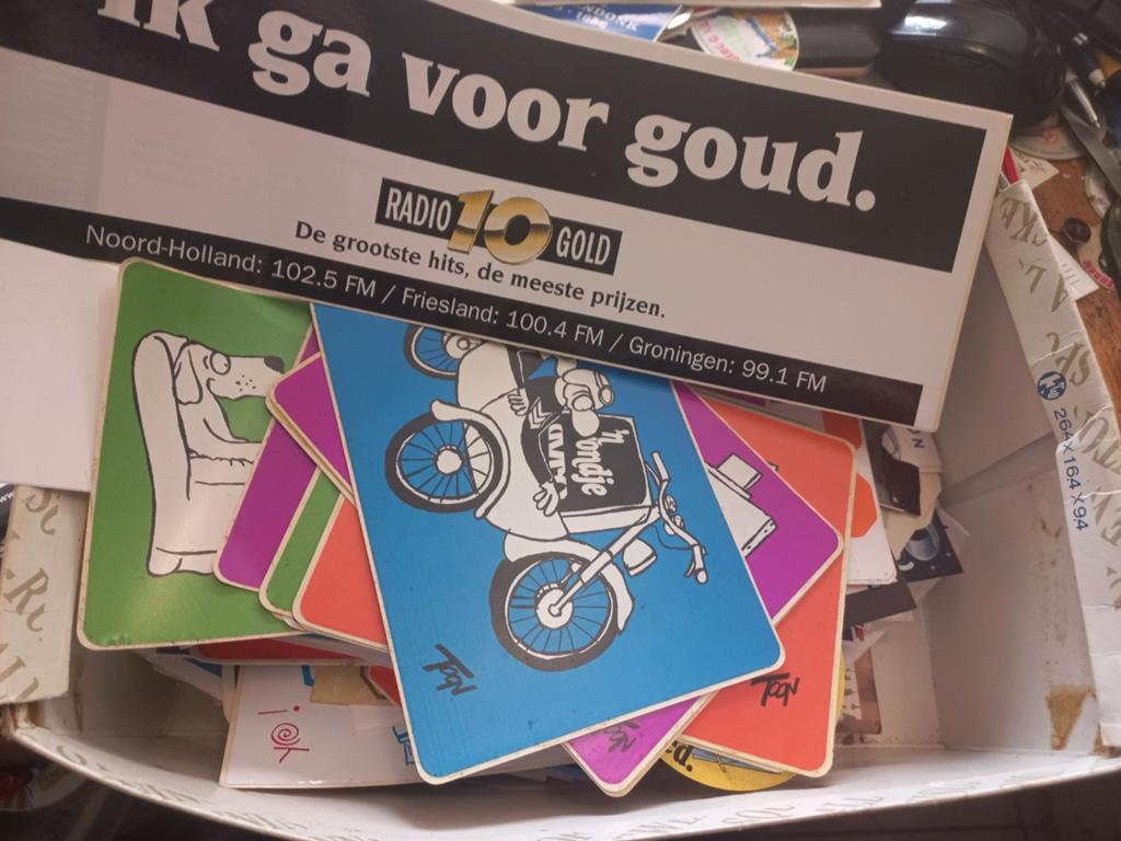 Schoendoos vol Radio en televisie  stickers, Verzamelen, Ophalen of Verzenden