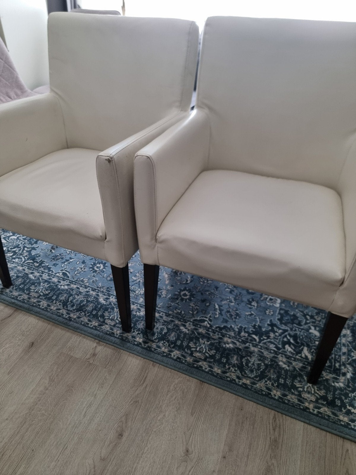 Twee comfortabele witte eetkamerstoelen, Huis en Inrichting, Stoelen, Ophalen, Modern, Comfortabel, Gebruikt, Twee