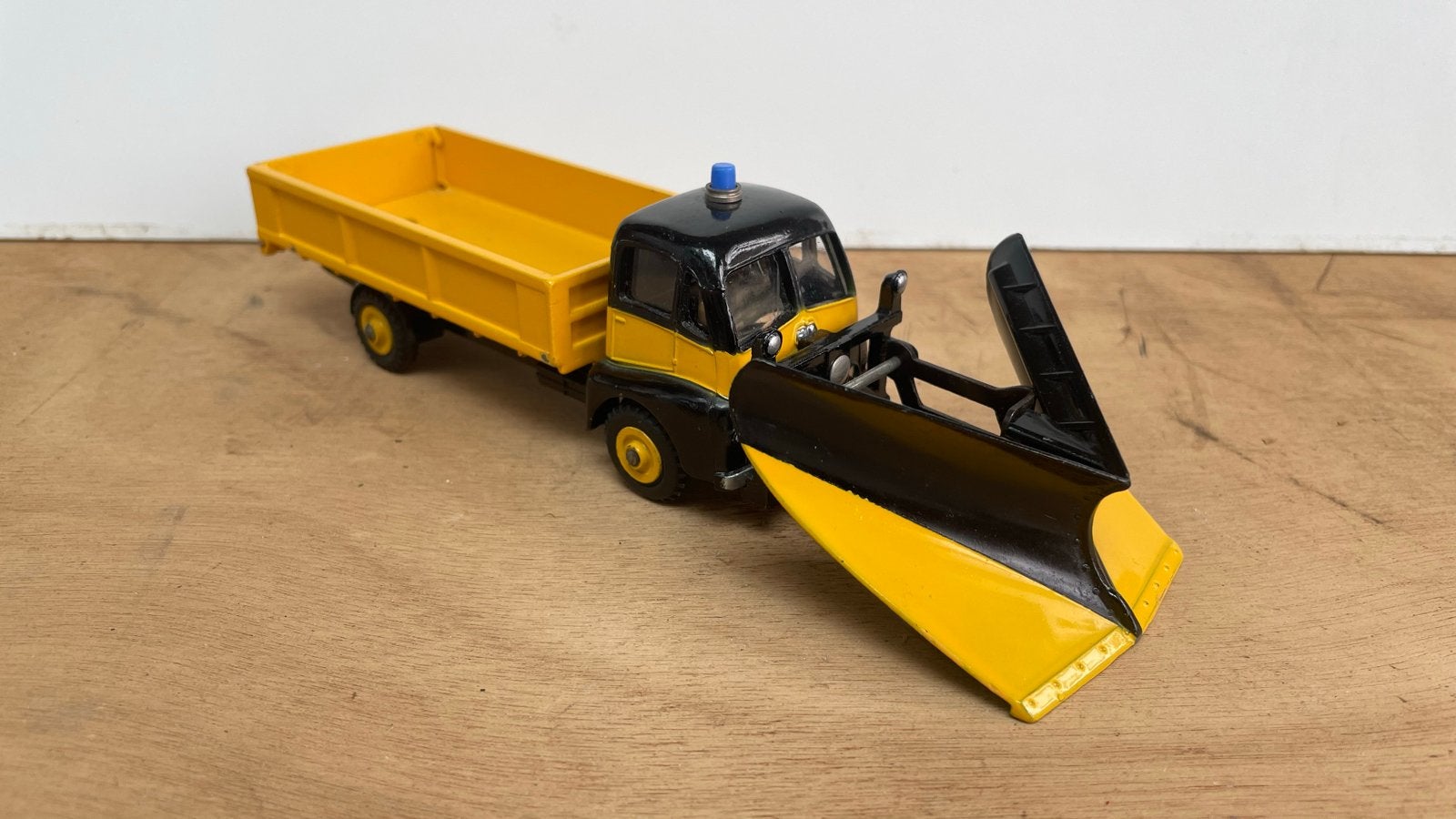 Vintage Dinky Toys Vrachtwagen met Sneeuwschuiver, Ophalen of Verzenden