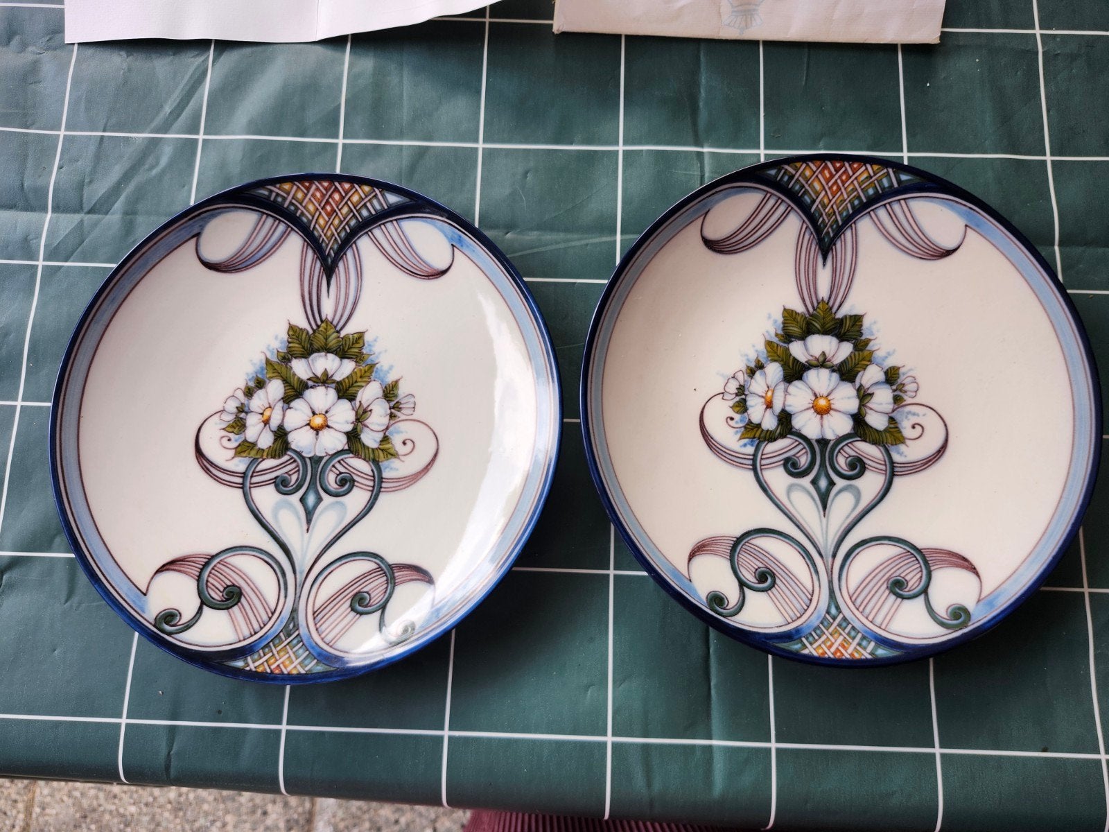 Twee Makkum Labadie serie aardewerk wandborden met bloemmoti, Ophalen
