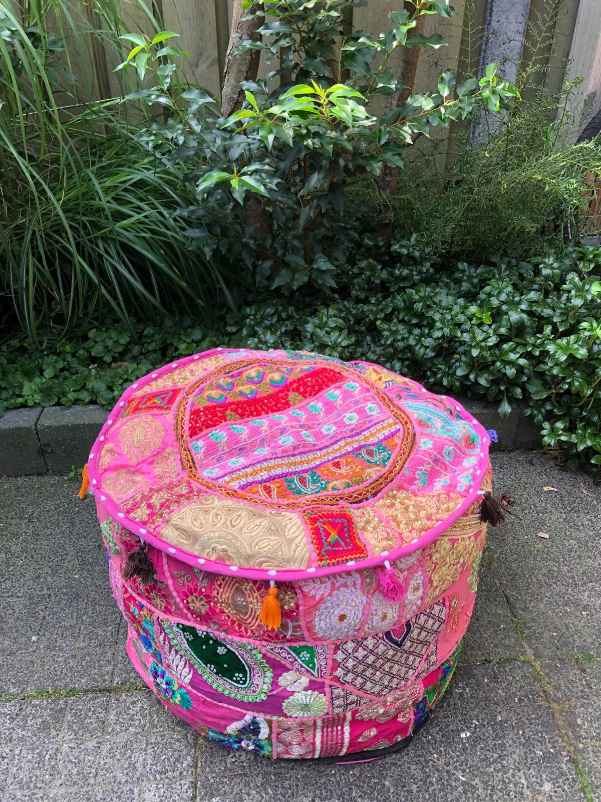 Roze Patchwork Poef - Handgemaakt en Kleurrijk, Rond, Minder dan 50 cm, Ophalen of Verzenden, Zo goed als nieuw
