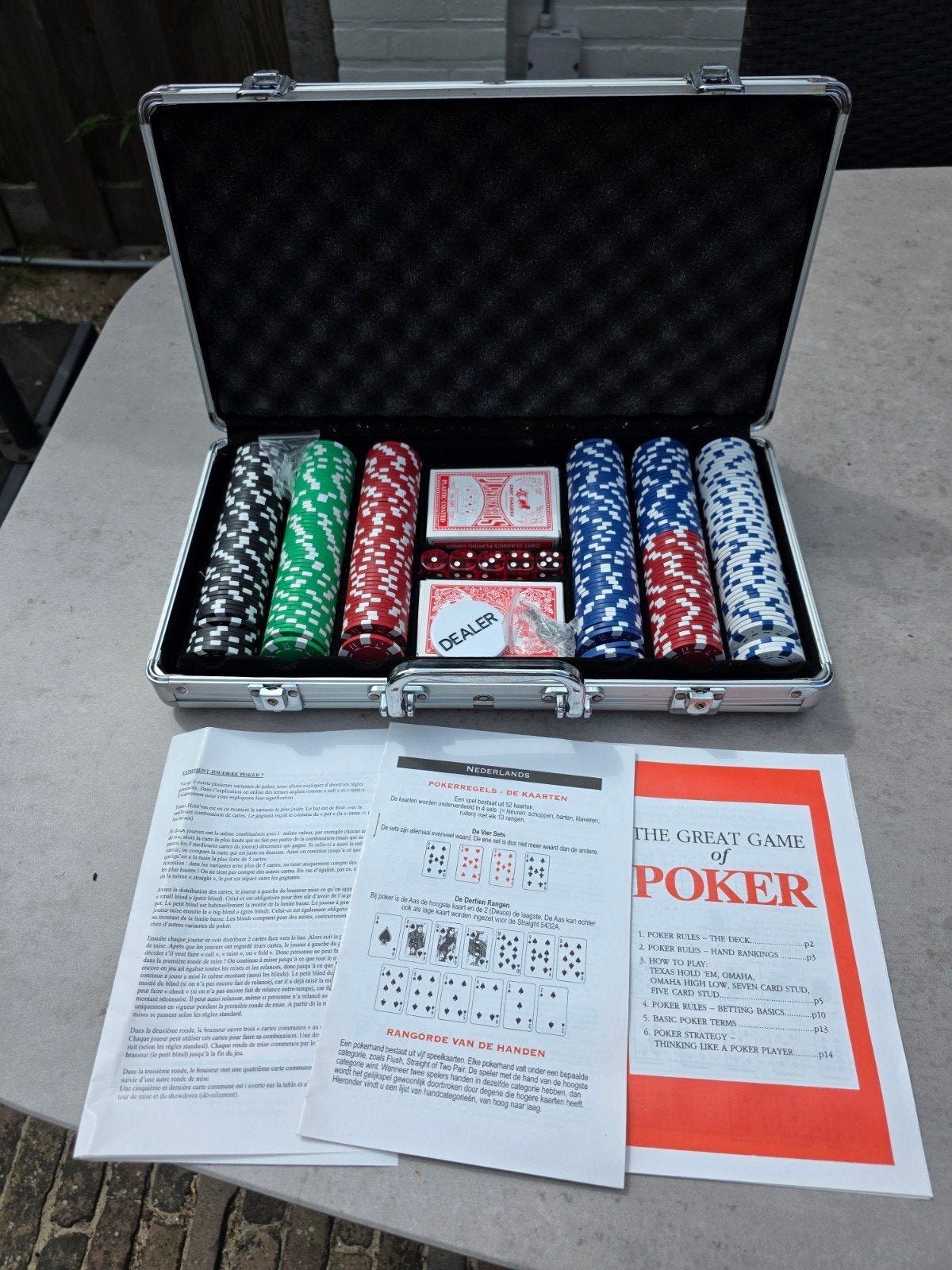 Pokerset met 500 fiches, kaarten en dobbelstenen in koffer, Hobby en Vrije tijd, Gezelschapsspellen | Kaartspellen, Vijf spelers of meer