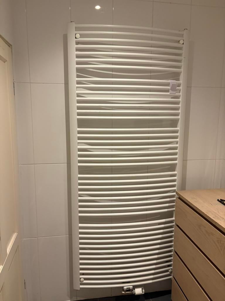 Radiator / handdoekradiator, Ophalen, Radiator, Minder dan 60 cm, Zo goed als nieuw