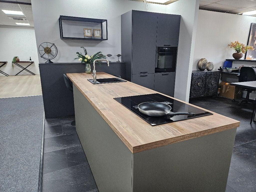 Showroomkeuken metallic zandgrijs met Pelgrim, Ophalen, Nieuw, 200 cm of meer, 50 tot 75 cm