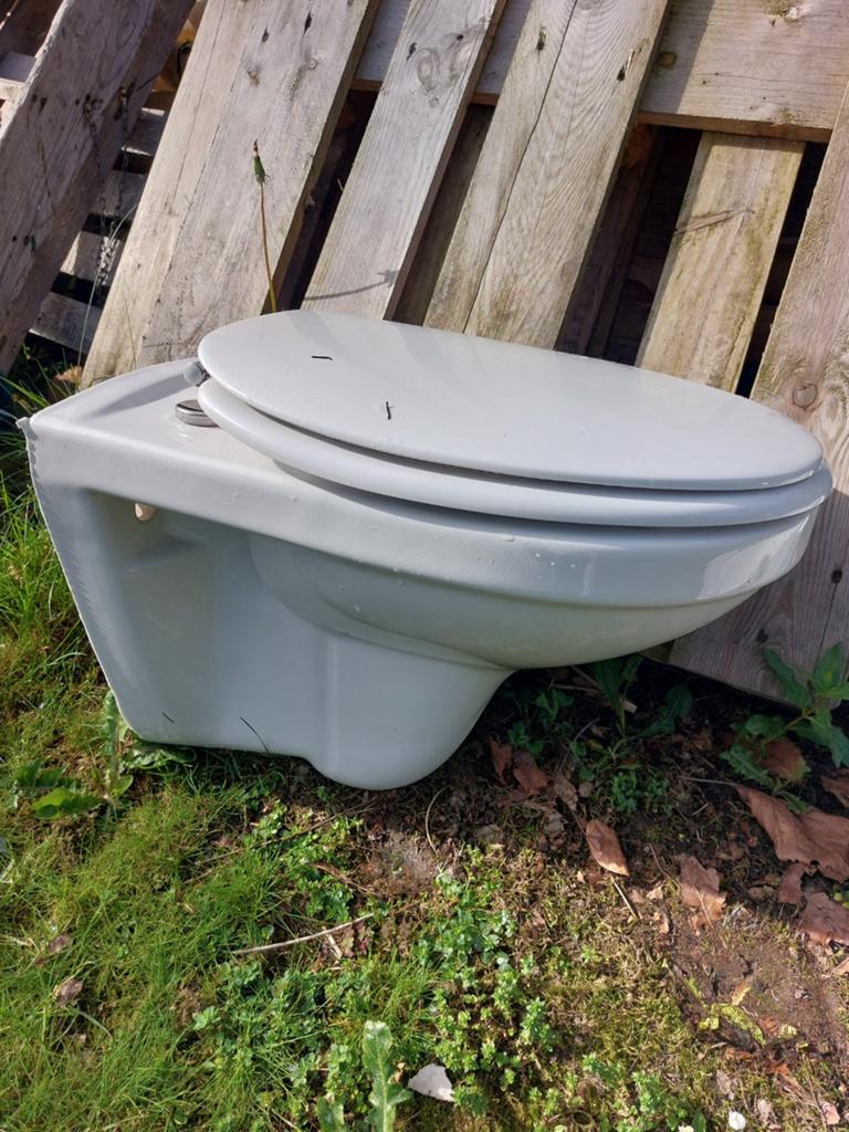 Wastafel en toiletpot - tegen elk aannemelijk bod, Ophalen