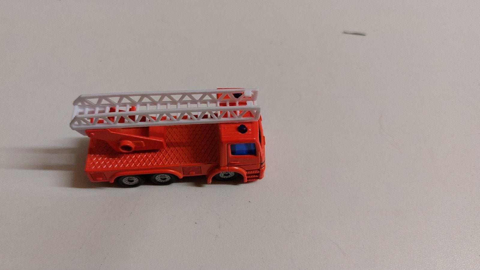 Miniatuur brandweerwagen met uitschuifbare ladder, Ophalen of Verzenden, Gebruikt