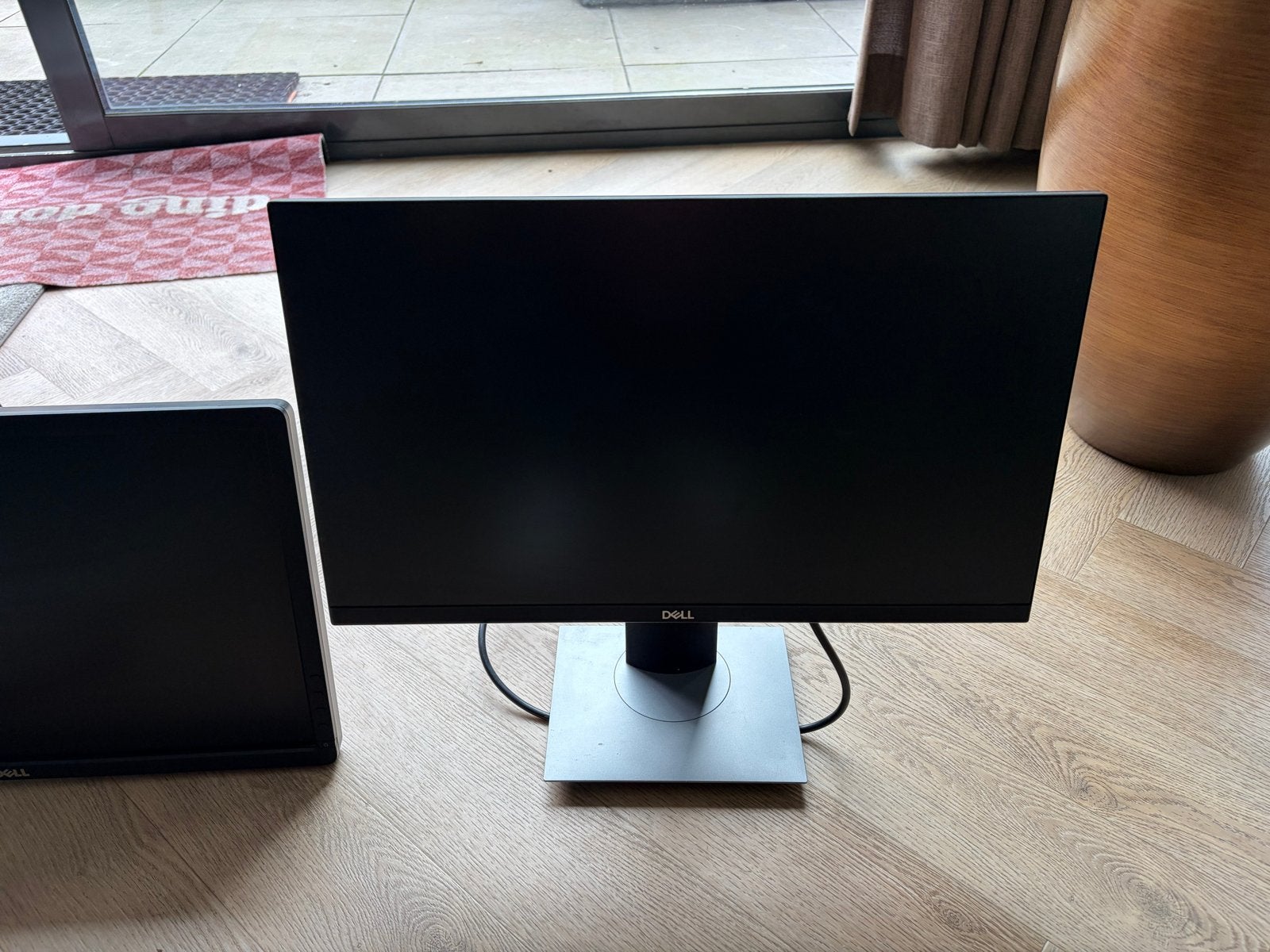 2 Dell computer beeldschermen , 1 met standaard, Computers en Software, Ophalen, Gebruikt, USB-C, Kantelbaar