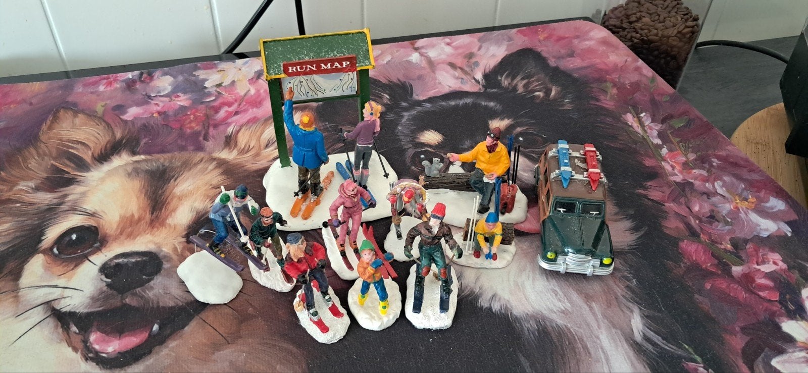 Ski-dorpje miniatuur set met figuren en auto, Diversen, Ophalen of Verzenden, Gebruikt