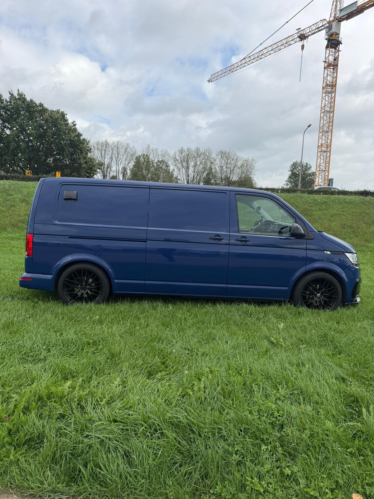 🔥 Volkswagen Transporter T6.1 180PK Bulli – uitgevoerd 🔥, Auto's, Stof, 4 cilinders, Parkeersensor, Bedrijf