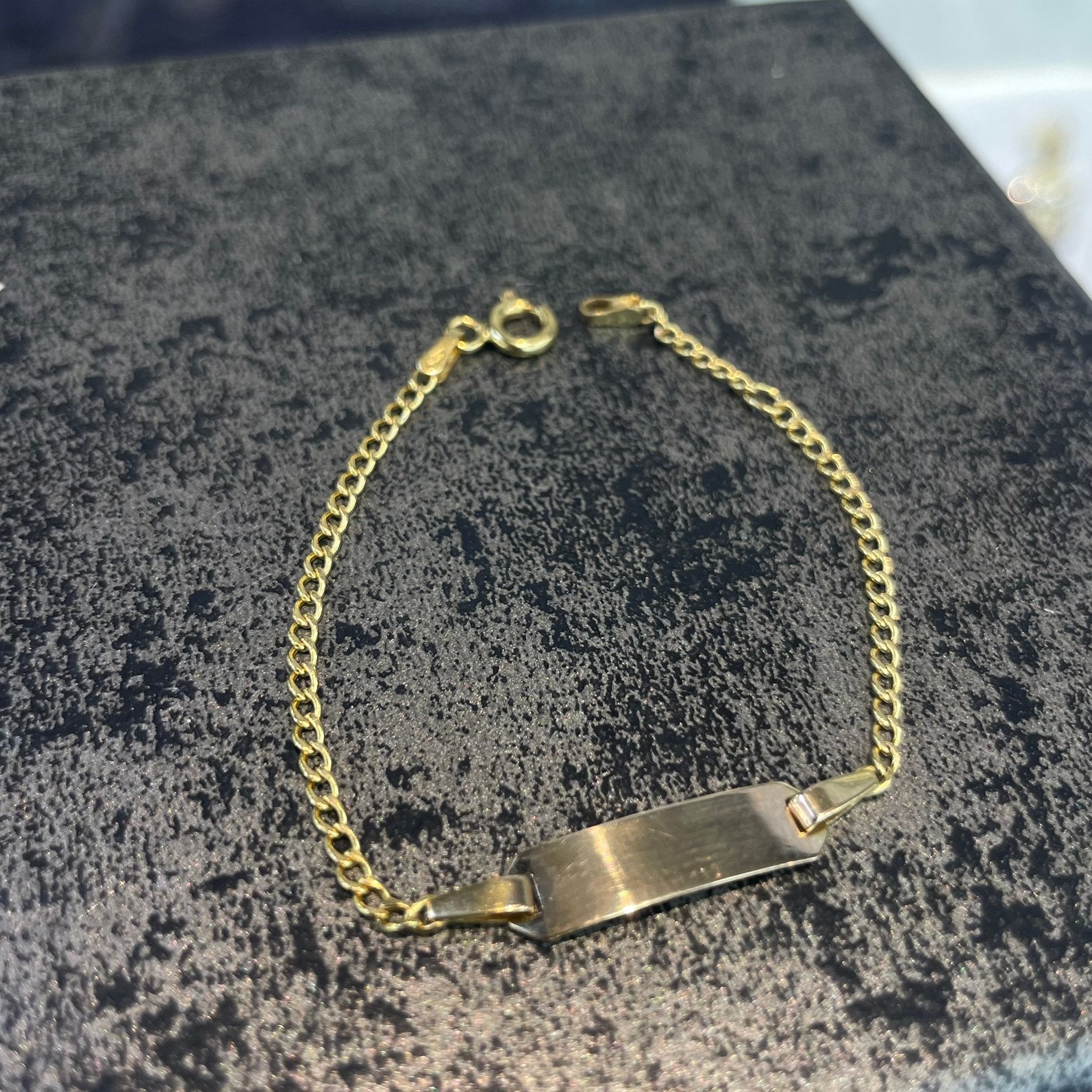 Gouden baby armband met plaat, Ophalen of Verzenden, Zo goed als nieuw, Goud, Goud
