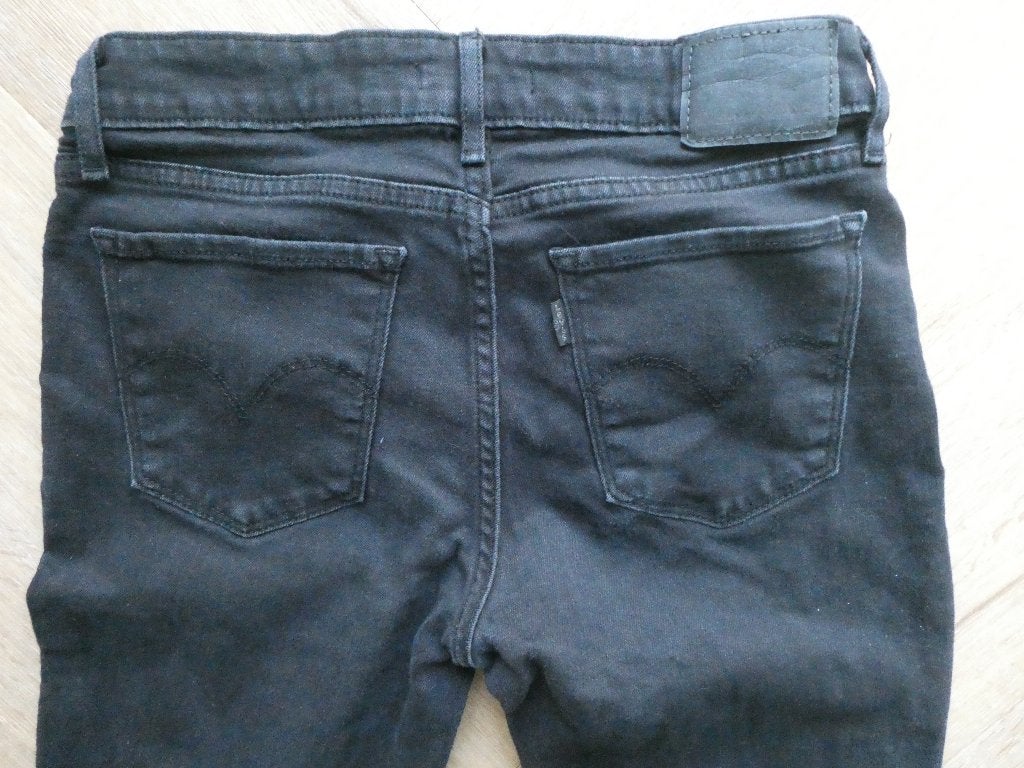 Zwarte Levi 711 Skinny spijkerbroek maat 28-34, Kleding | Dames, Zwart, Ophalen of Verzenden, Zo goed als nieuw, W28 - W29 (confectie 36)