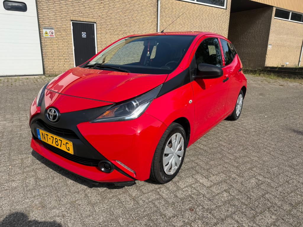 Toyota Aygo 1.0 Vvt-i 69pk 5D 2017 Rood, Voorwielaandrijving, 4 stoelen, Origineel Nederlands, Handgeschakeld