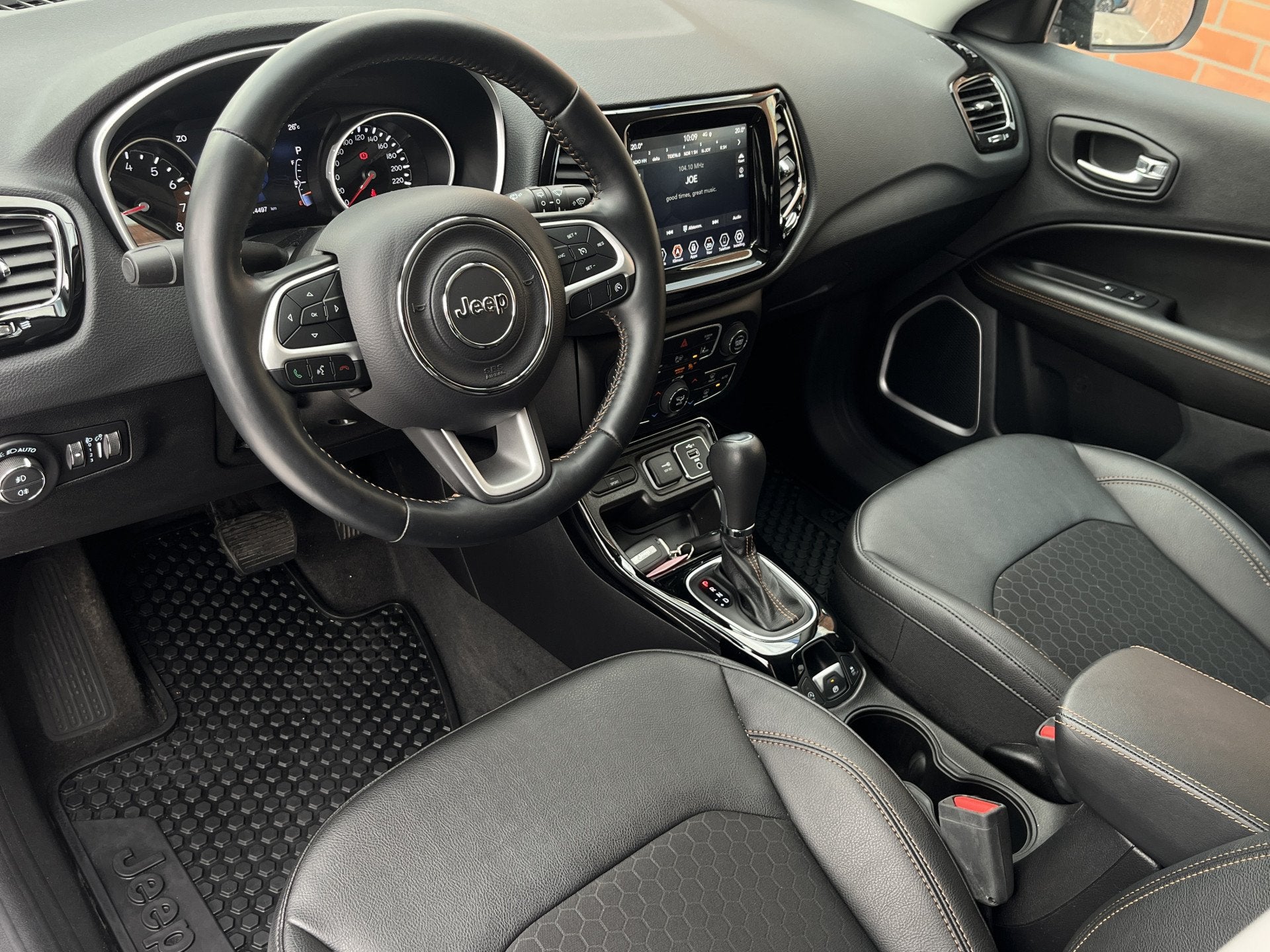 Jeep Compass 1.3T Black Limited Automaat | Stuur-en stoelver, Auto's, Jeep, Gebruikt, Zwart, 4 cilinders, 150 pk