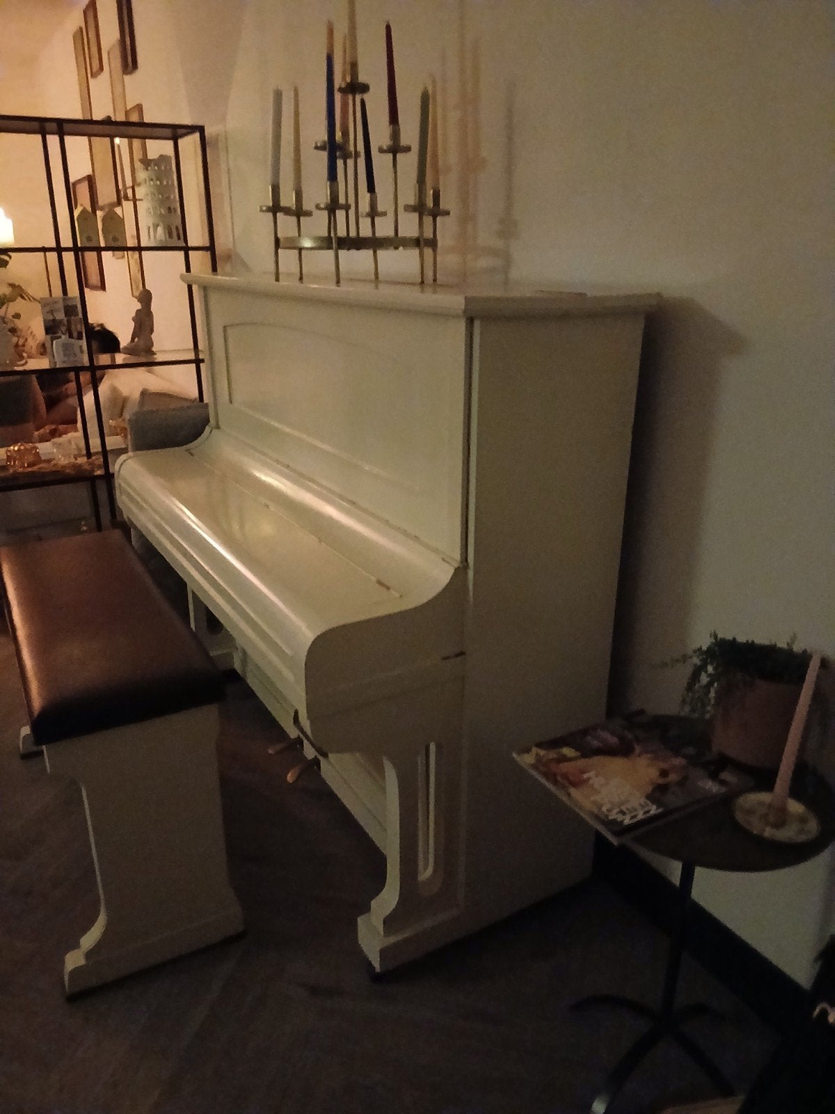 Mooie witte piano met pianobank ,GRATIS!!, Muziek en Instrumenten, Ophalen of Verzenden, Gebruikt, Wit, Piano
