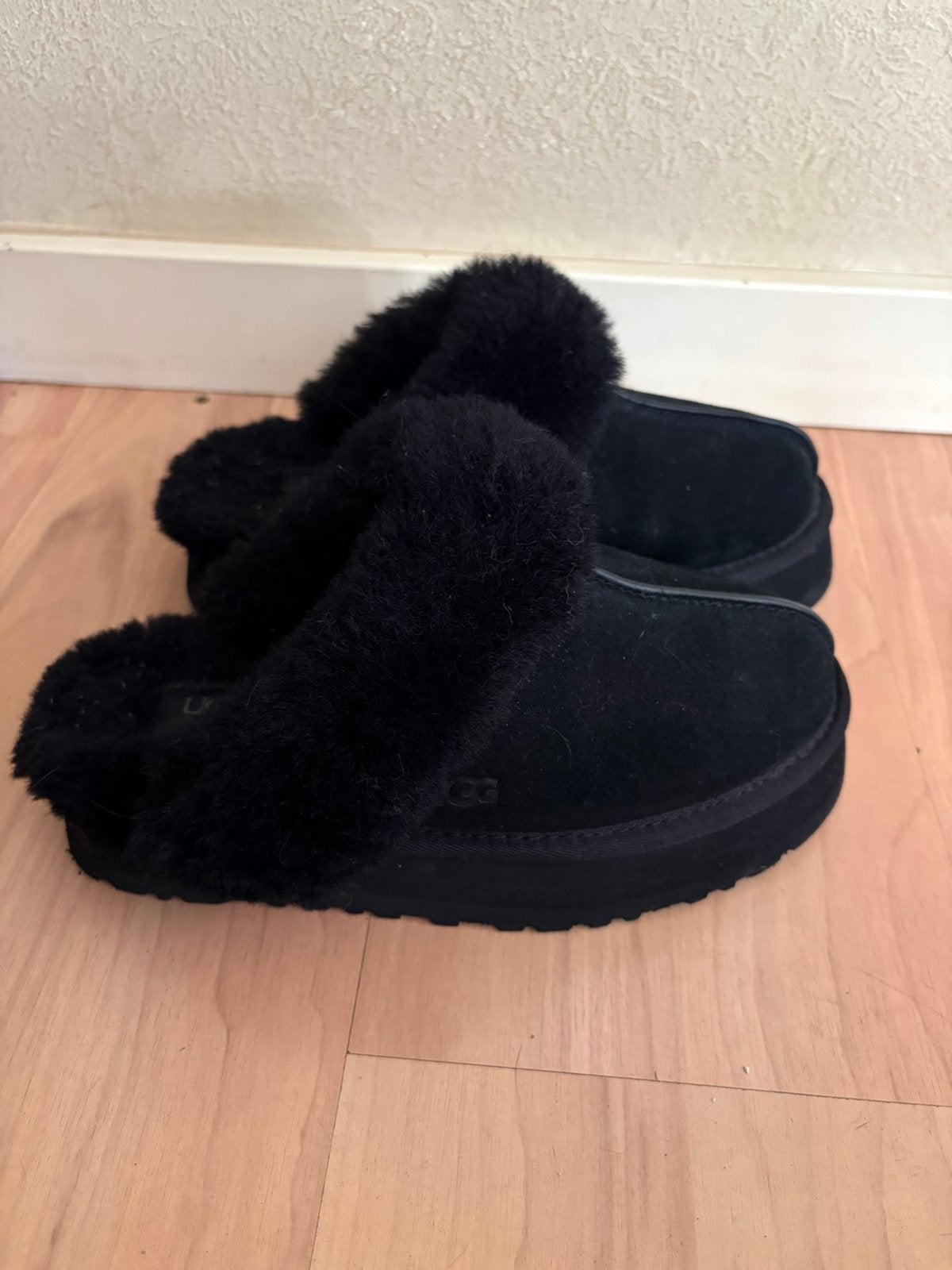 Zgan originele zwarte Ugg Disquette pantoffels mt 38, Zwart, Ophalen of Verzenden, Zo goed als nieuw, Pantoffels of Sloffen