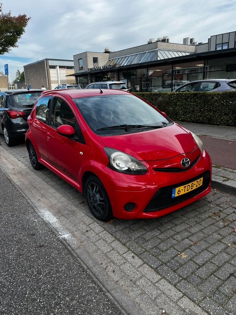 Toyota Aygo 1.0 12V Vvt-i 5DRS 2014 Rood, Voorwielaandrijving, Dealer onderhouden, Zwart, 4 stoelen