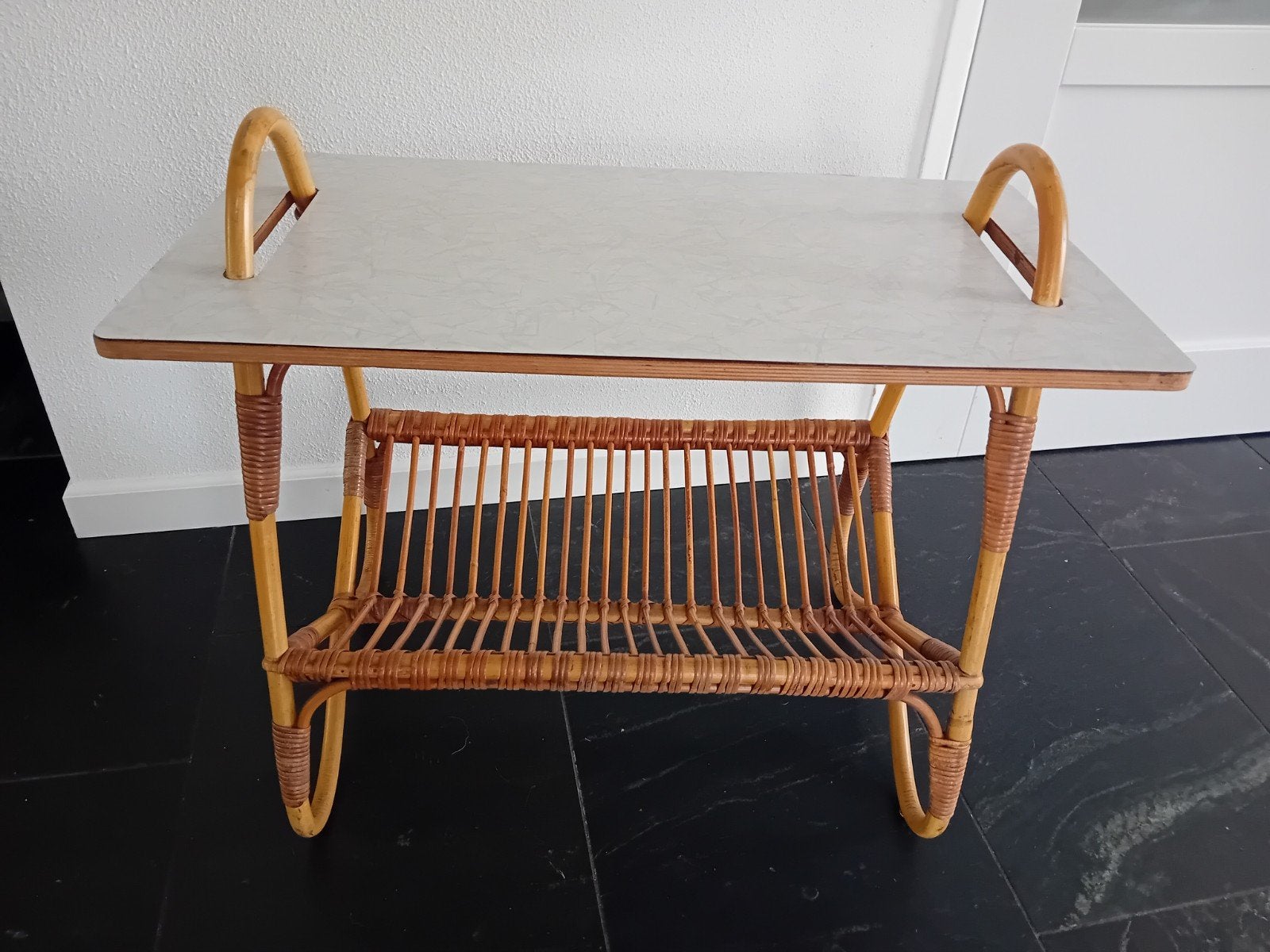 Vintage bamboe rotan bijzettafel met lektuurbak/LP meubel, Ophalen