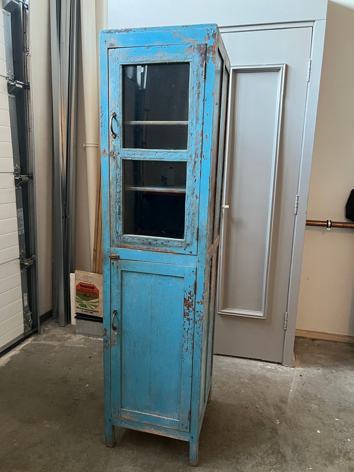 Indiase Vitrinekast Blauw - Vintage Houten Kolomkast, Ophalen of Verzenden