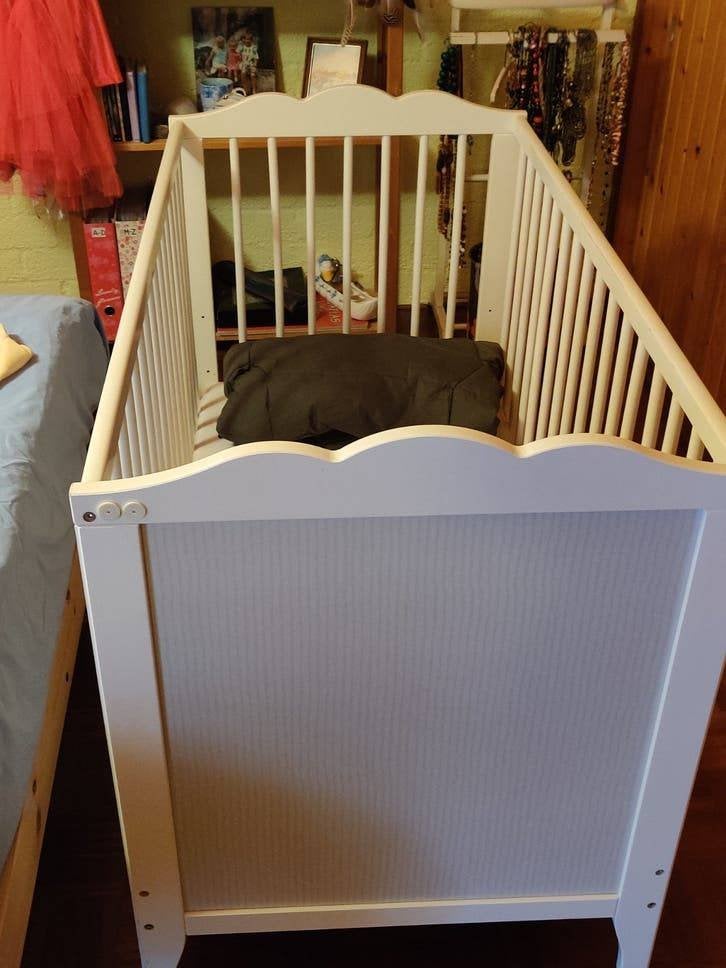 Ledikant wit IKEA SMÅGÖRA, Kinderen en Baby's, Babywiegjes en Ledikanten, Ophalen, Zo goed als nieuw, Ledikant
