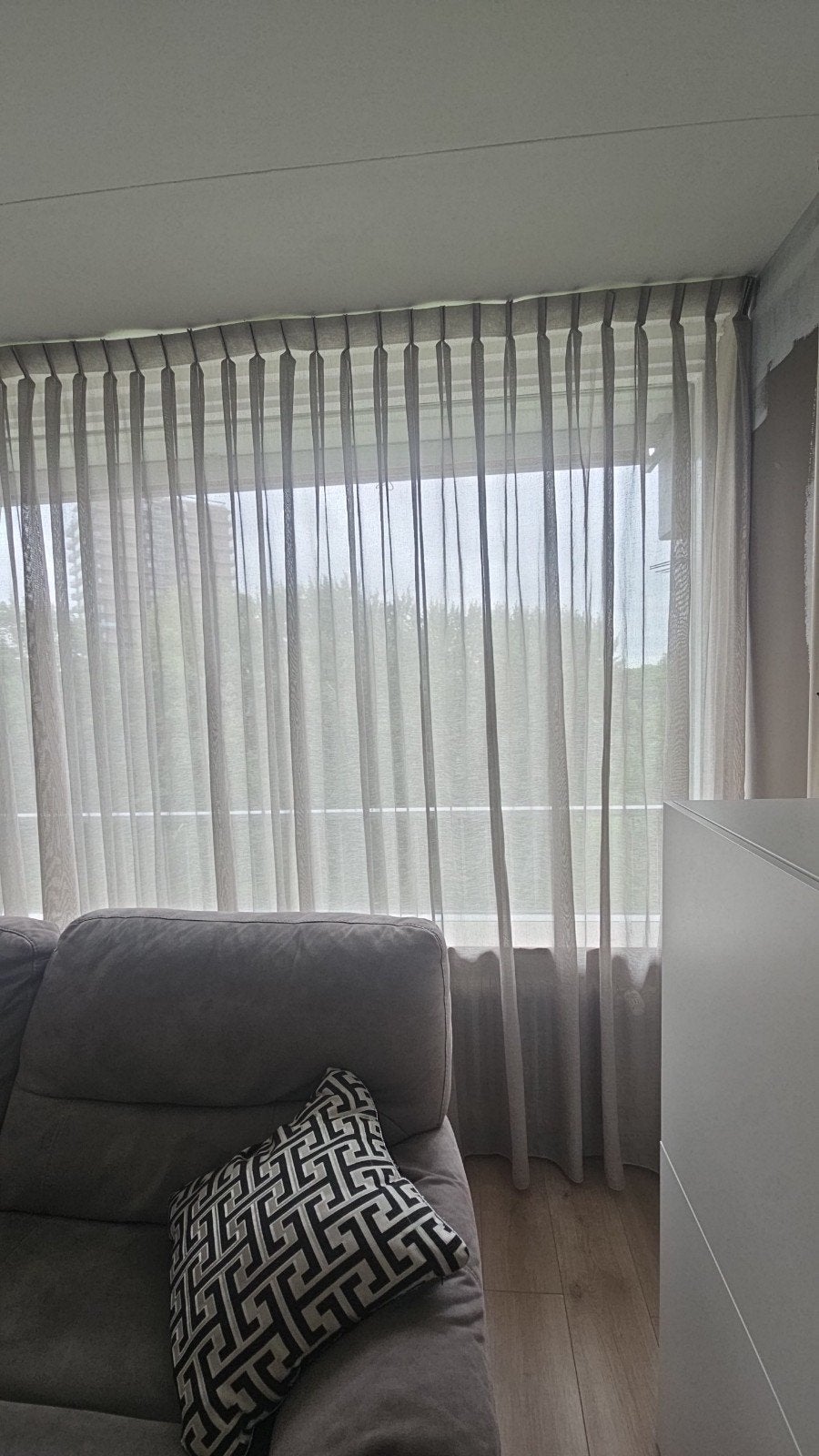 mooie taupe vitrage te koop afm breedt 373,  2530 cm hoog, Ophalen of Verzenden, Vitrage