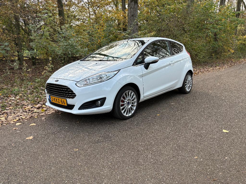 Ford Fiësta 1.0 100PK 3D 2013 Wit Orgineel NL auto, Auto's, Voorwielaandrijving, Stof, 40 €/maand, Zwart
