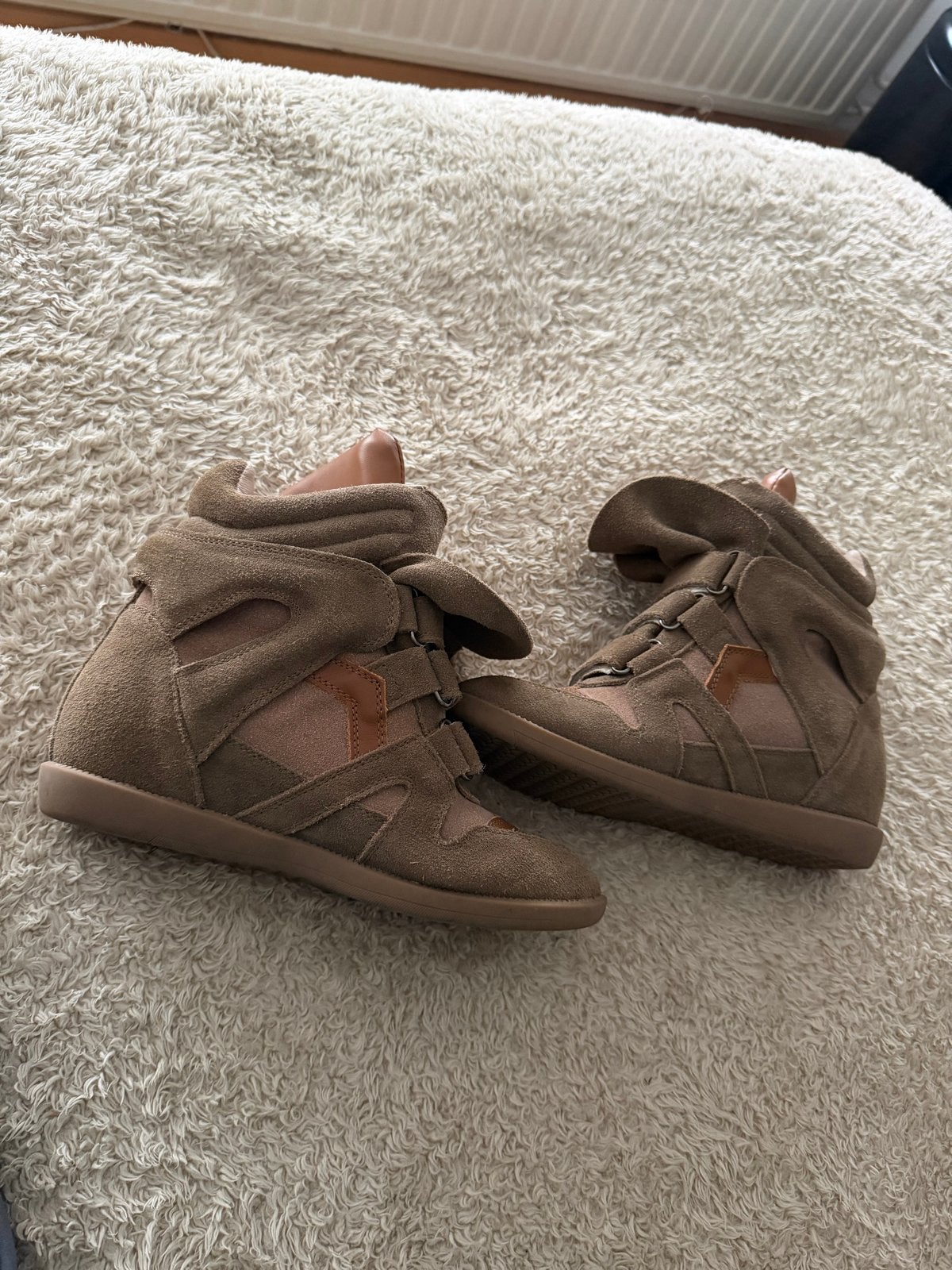 Isabel Marant sneakers met sleehak - Zo goed als nieuw, Ophalen of Verzenden, Groen, Sneakers of Gympen, Zo goed als nieuw