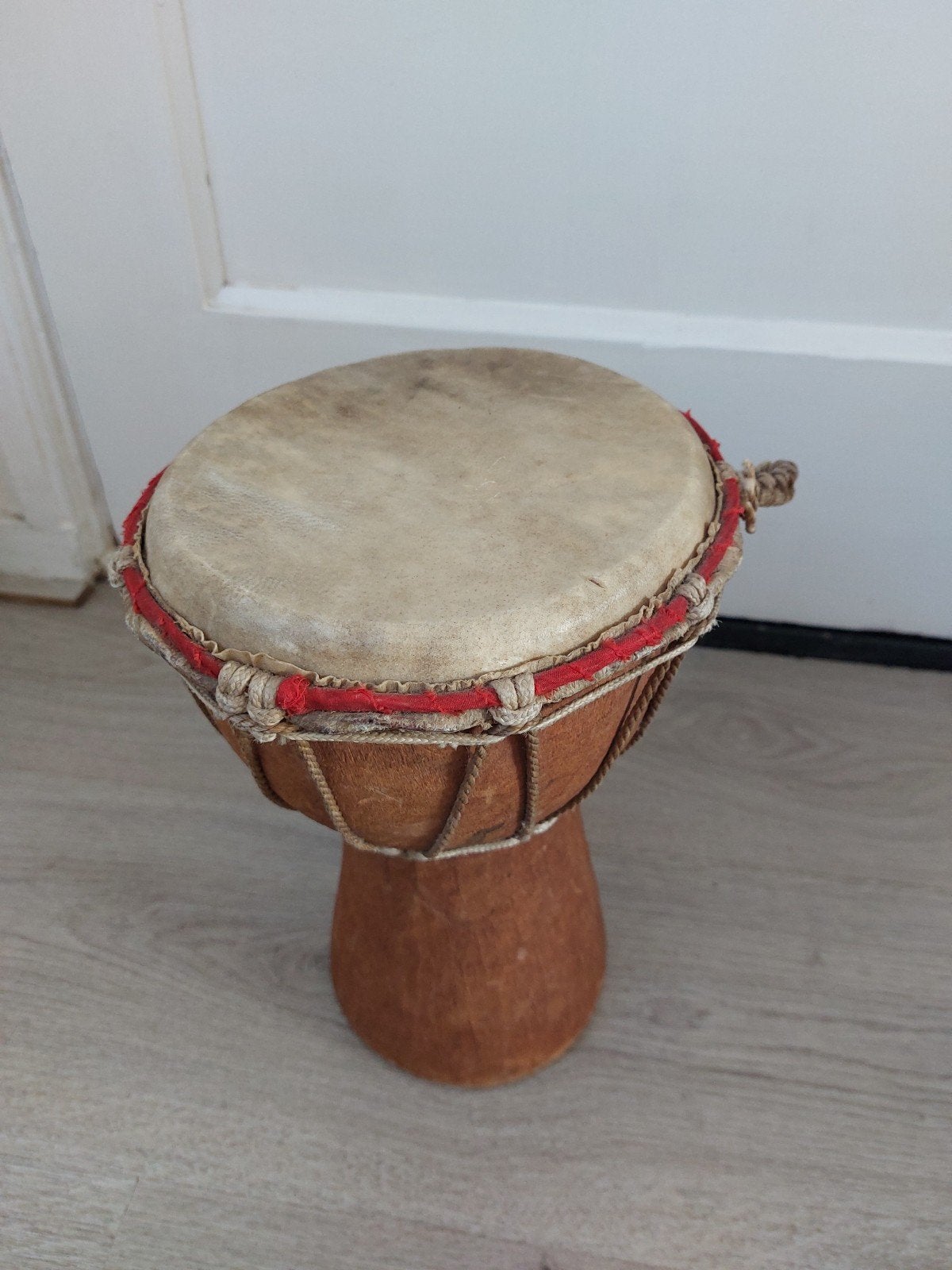 Handgemaakte West-Afrikaanse Djembe - 27 cm hoog, Muziek en Instrumenten, Ophalen of Verzenden