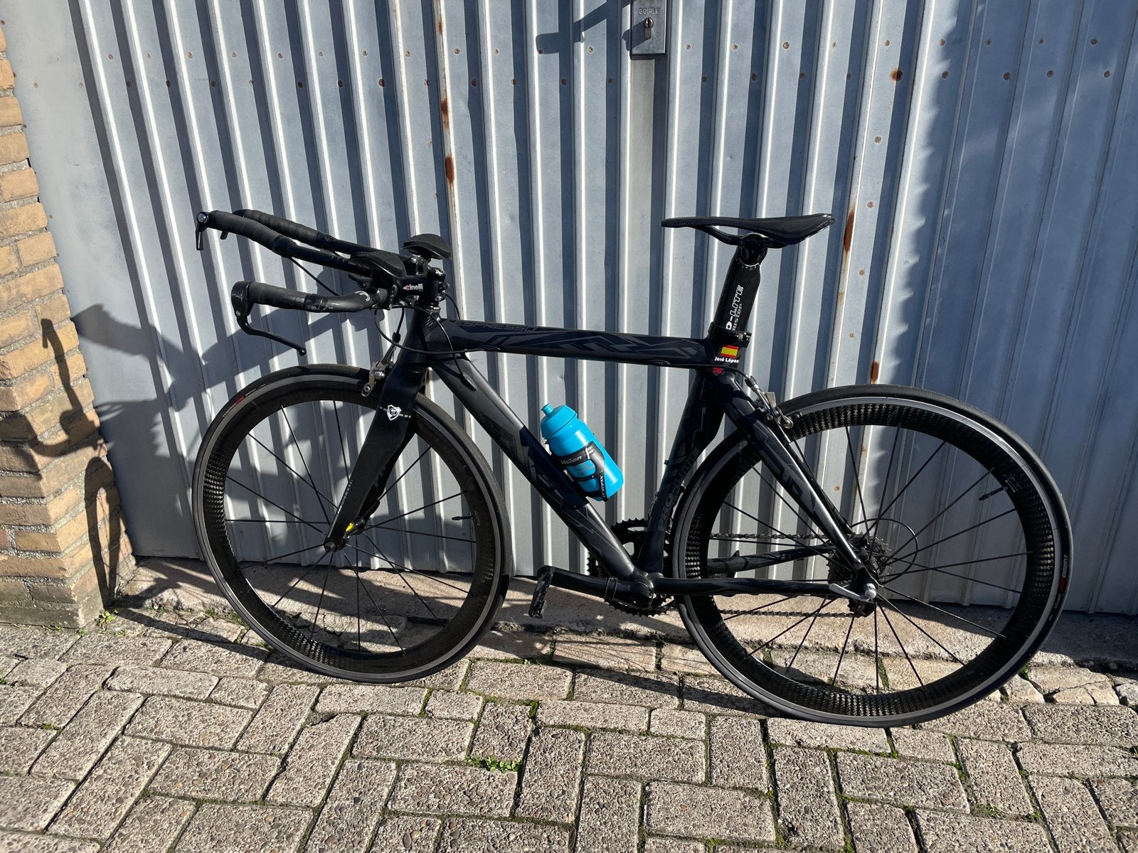 Zwarte racefiets met carbon frame en aerodynamische wielen, 28 inch, Carbon, Zo goed als nieuw, Meer dan 20 versnellingen
