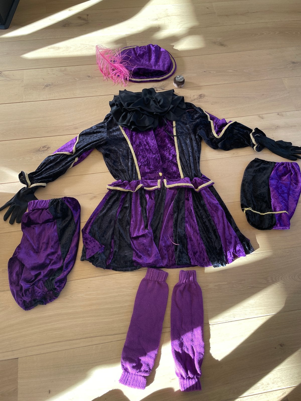 Prachtig Zwarte Piet kostuum paars/zwart, maat M/L/XL, Diversen, Ophalen of Verzenden, Zo goed als nieuw
