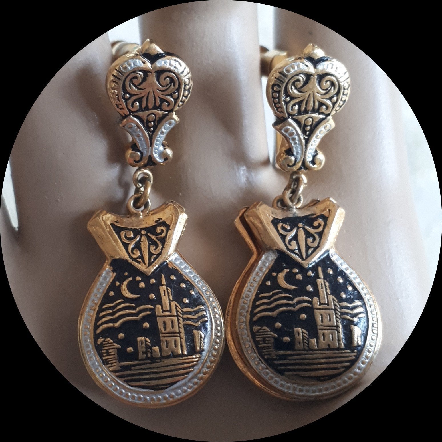 Vintage Damascene Castagnetten Oorbellen met Schroefsluiting, Ophalen of Verzenden, Overige materialen, Oorbellen