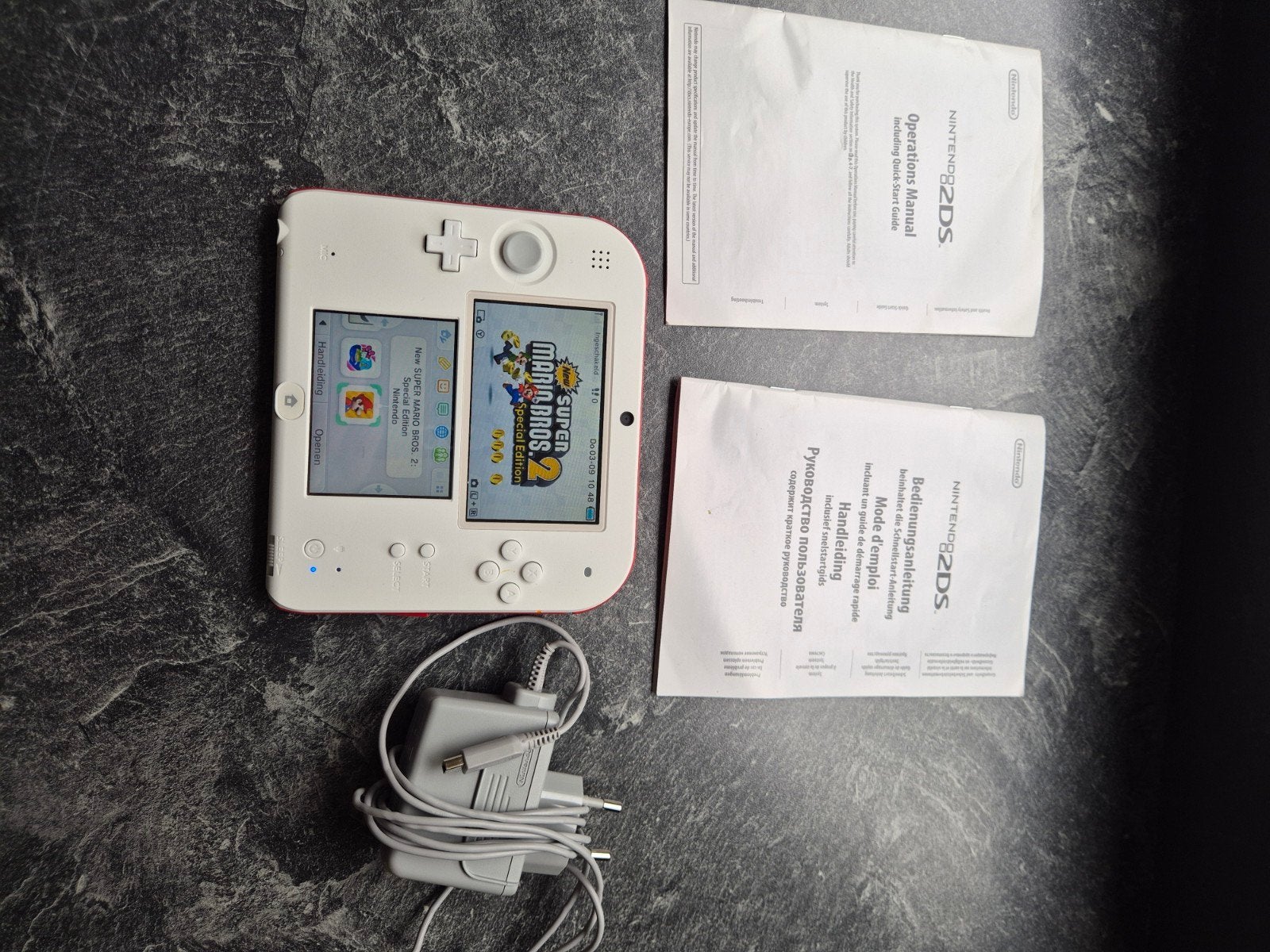 Nintendo 2DS Wit/Rood met Super Mario Bros. 2, Spelcomputers en Games, Spelcomputers | Nintendo 2DS en 3DS, Met games, Wit, 2DS