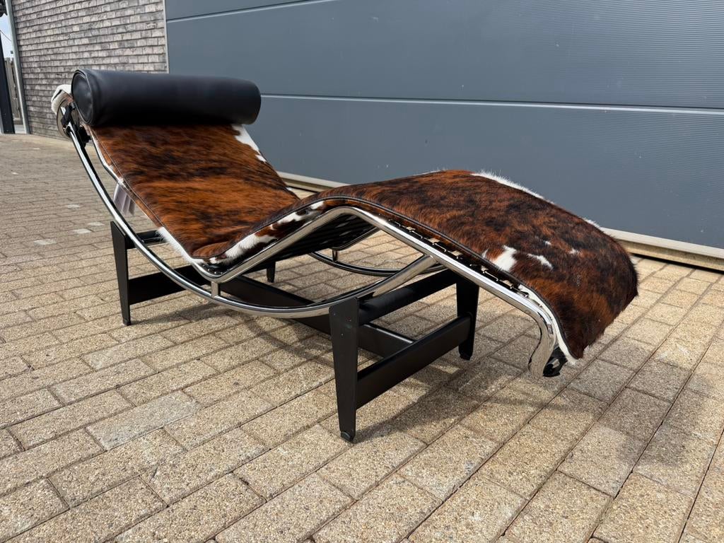 Originele Cassina Lc4 Le Corbusier Cowskin nog in NIEUWstaat, Huis en Inrichting, Fauteuils, Nieuw, Minder dan 50 cm, Ophalen of Verzenden