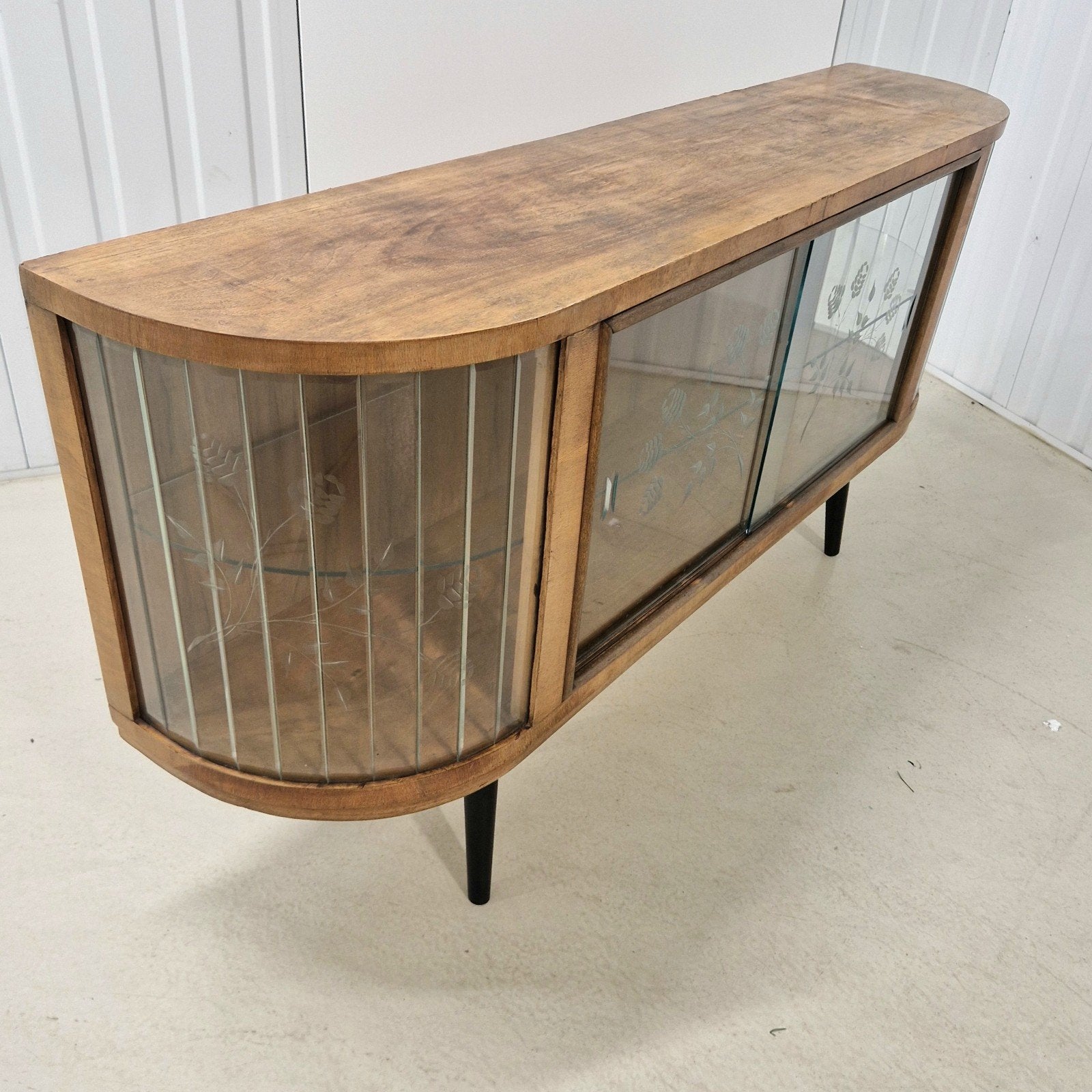Uniek vintage dressoir met subtiele glasgravures, Ophalen