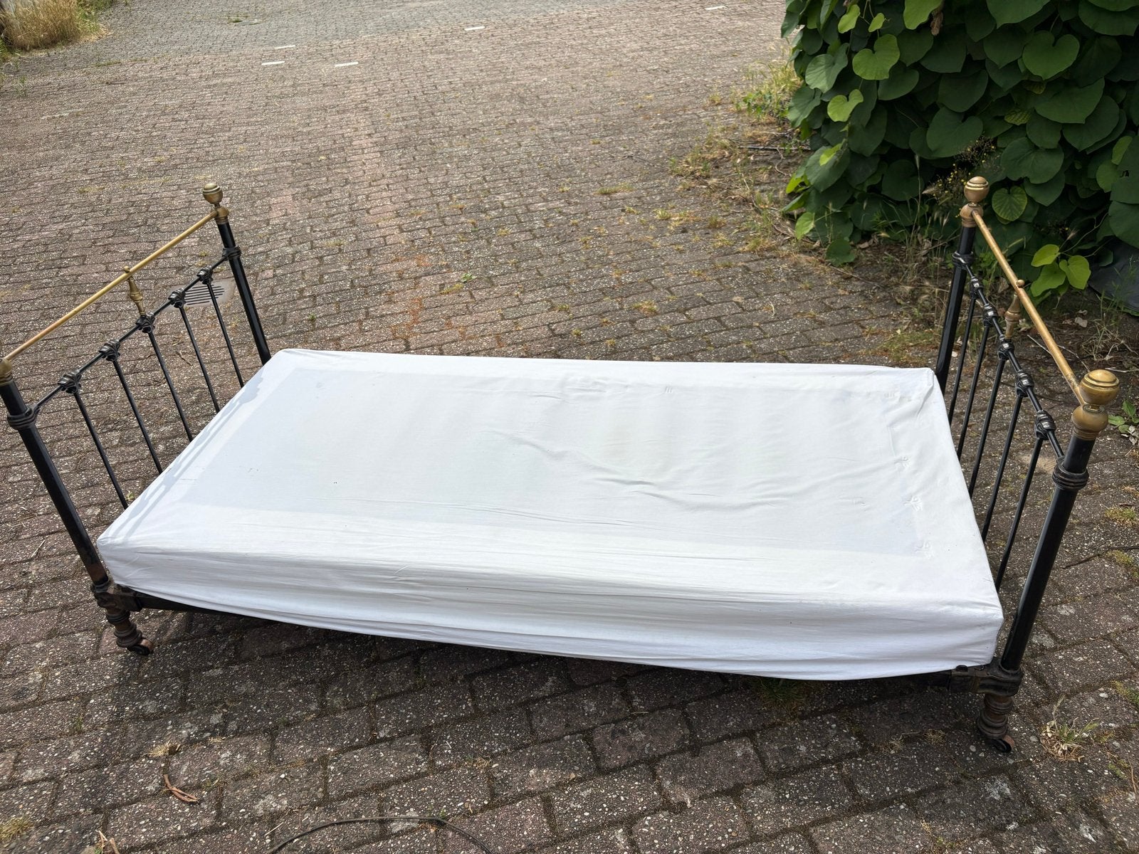 Gratis antiek ijzeren bed / bedframe, Gebruikt, 90 cm, Eenpersoons, Metaal