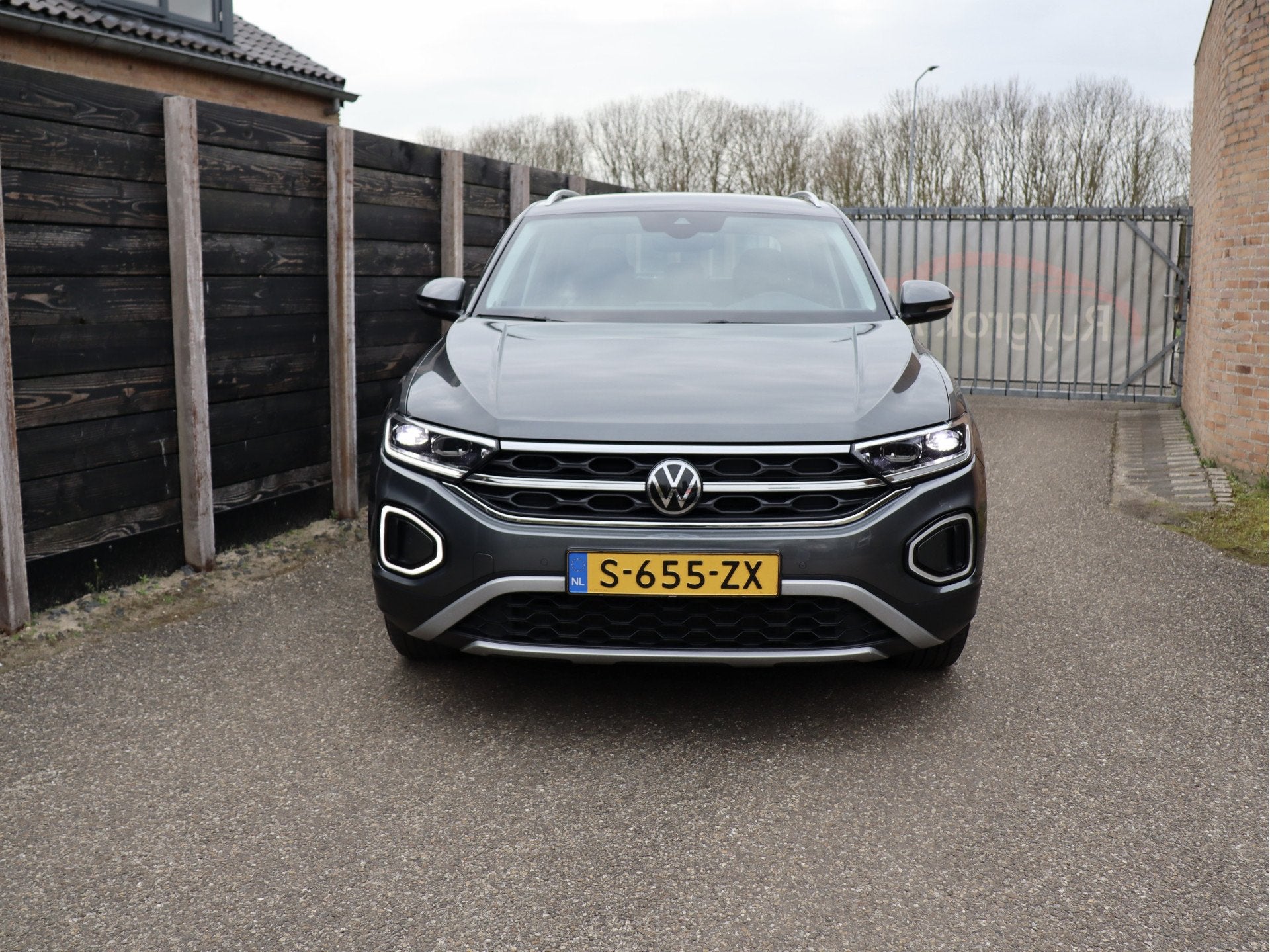 Volkswagen T-Roc 1.5 TSI Style NL-auto (bj 2023, automaat), Auto's, 1258 kg, 4 cilinders, 150 pk, Origineel Nederlands