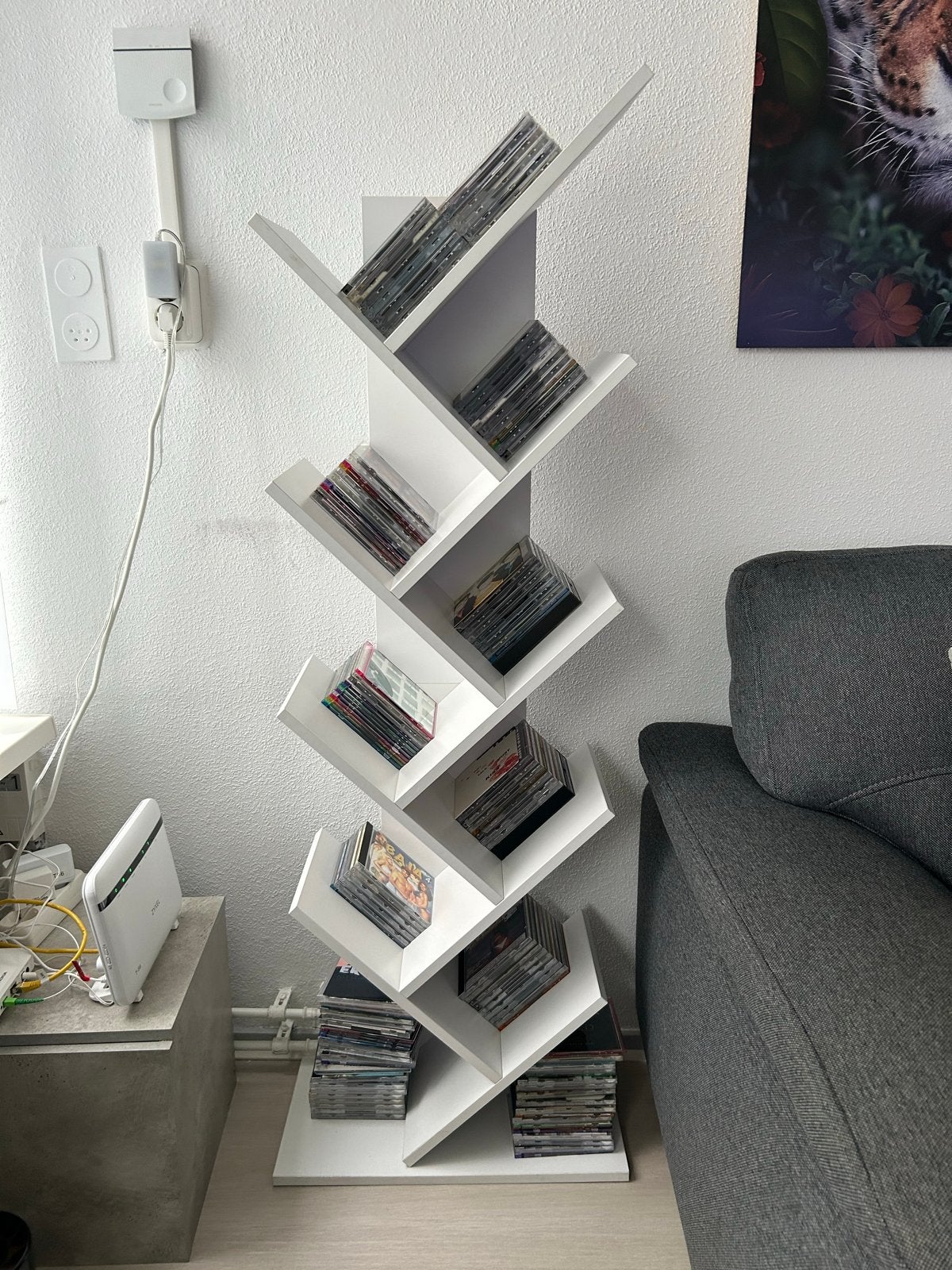 Unieke witte CD/DVD boomkast - Modern en ruimtebesparend, Ophalen, Met plank(en), Minder dan 50 cm, Zo goed als nieuw