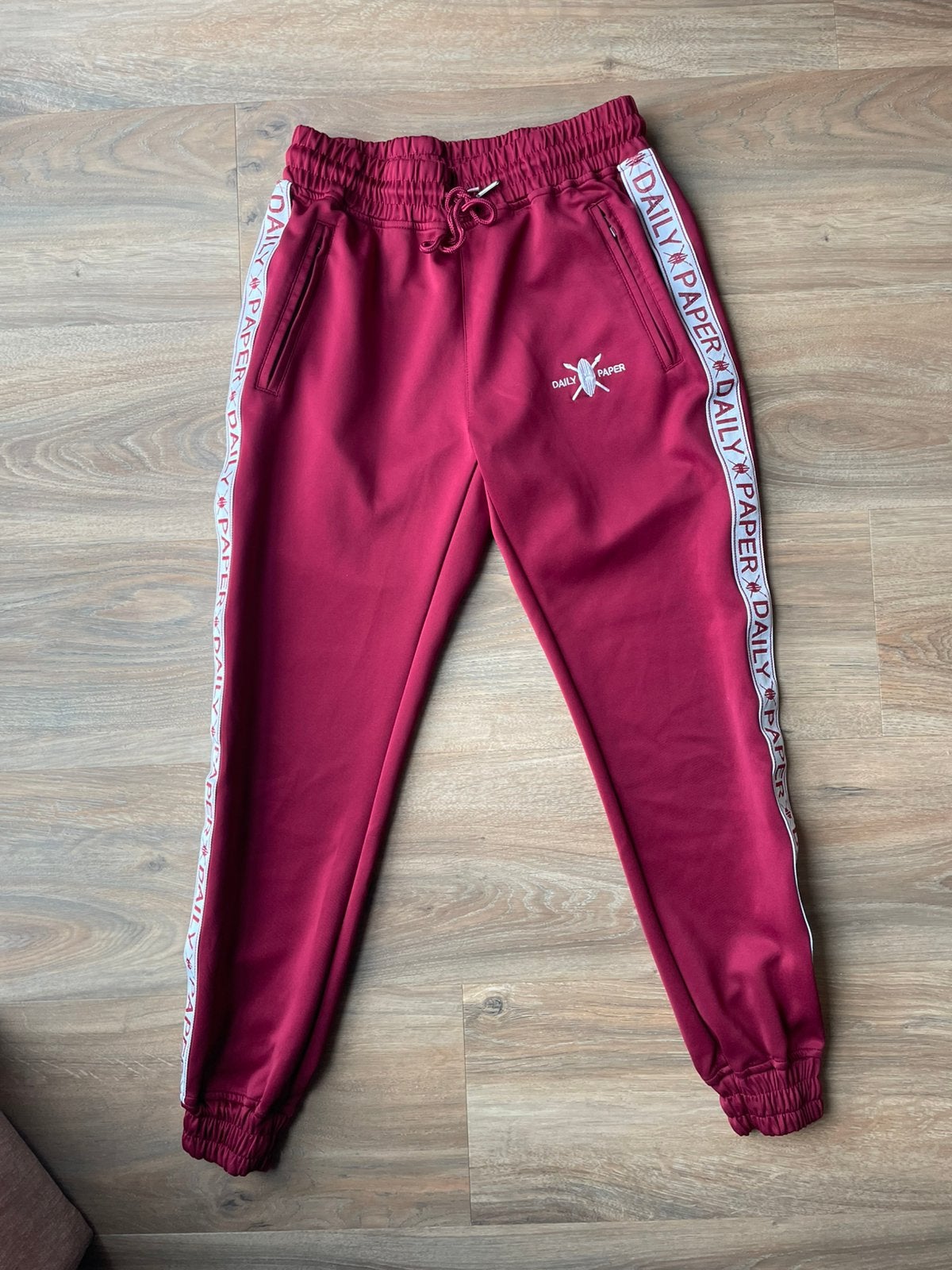 Jogging broek maat xs rood daily paper unisex, Kleding | Dames, Sportkleding, Overige typen, Ophalen of Verzenden, Zo goed als nieuw